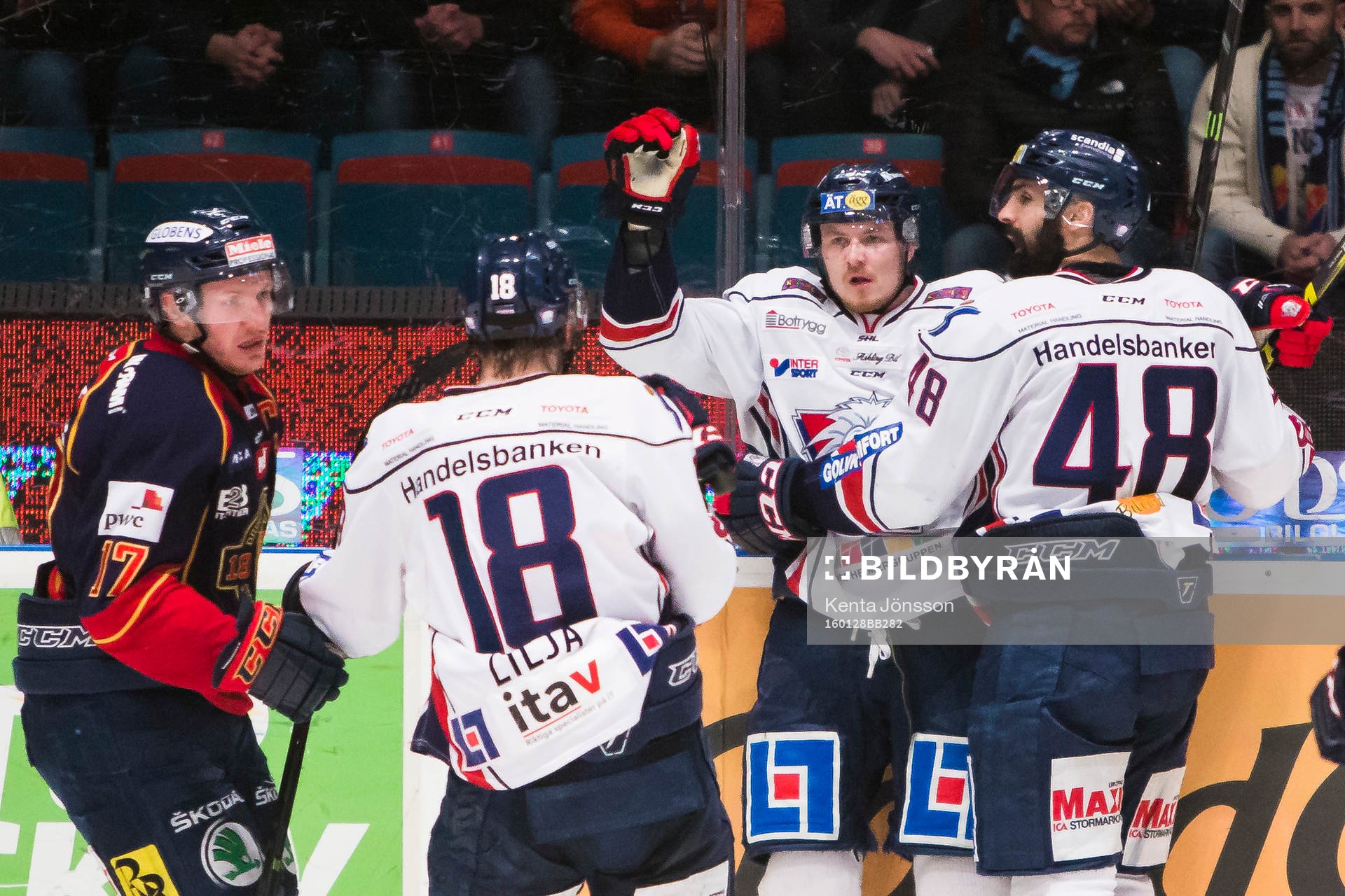 Linköpings Nick Sörensen jublar med Jakob Lilja och