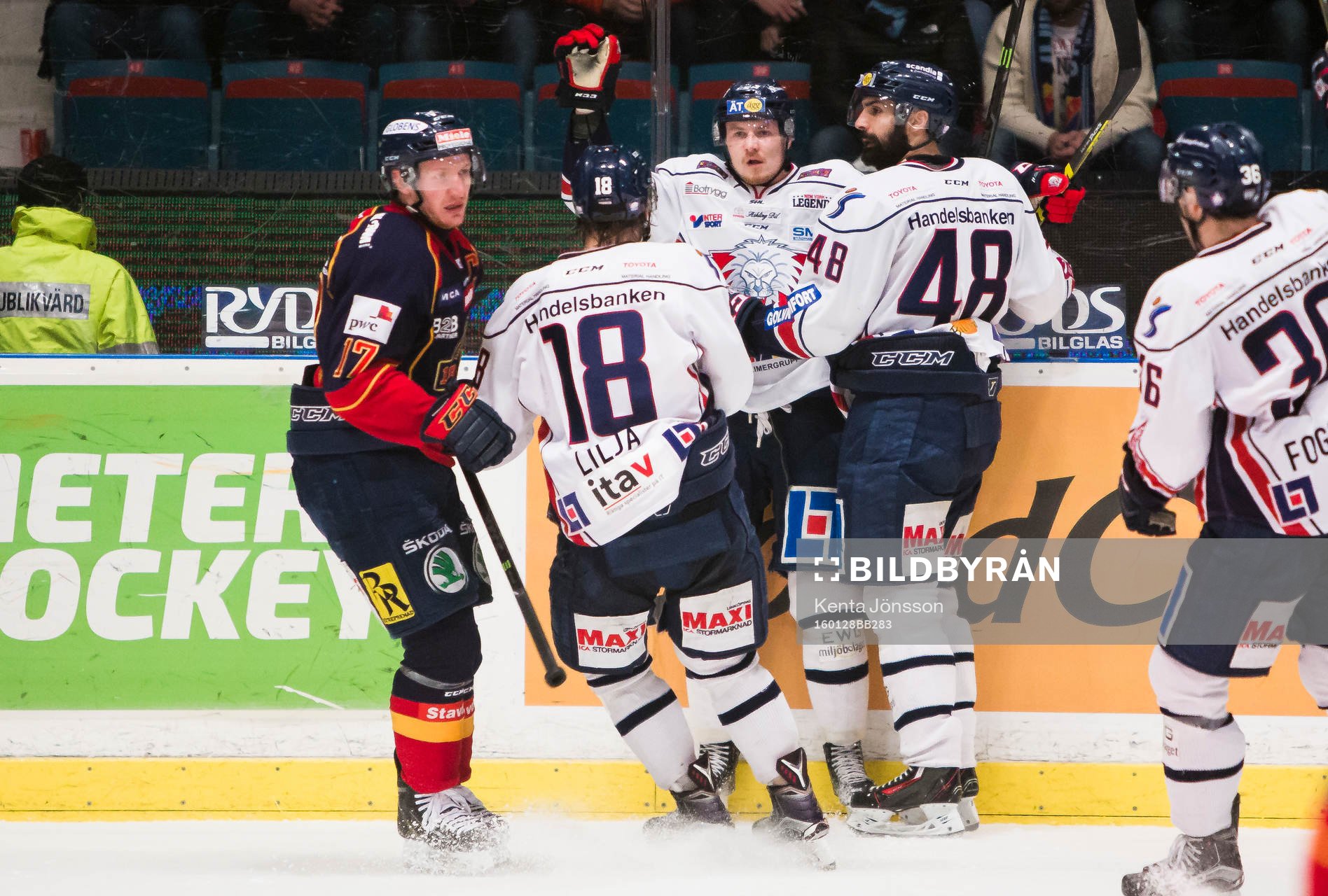 Linköpings Nick Sörensen jublar med Jakob Lilja , Daniel