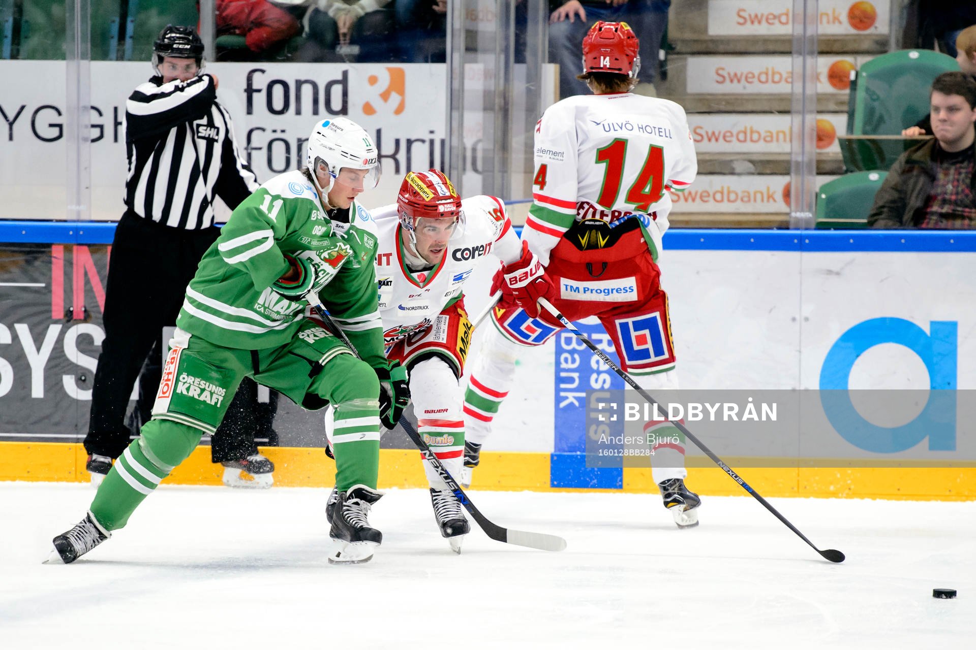 Rögles David Åslin och Modos Bobby Butler i kamp om pucken