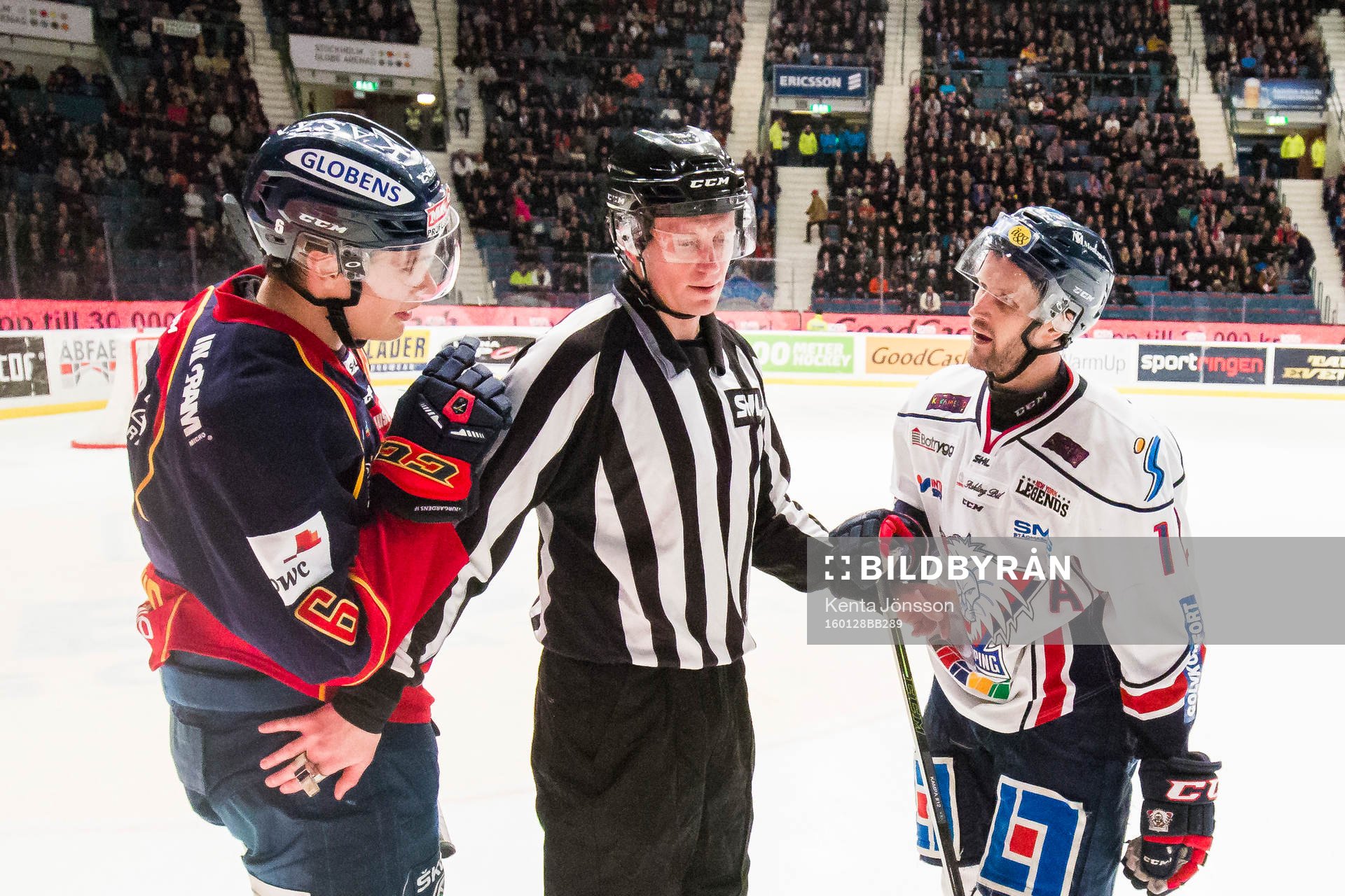 Djurgårdens Andreas Englund i en diskussion med