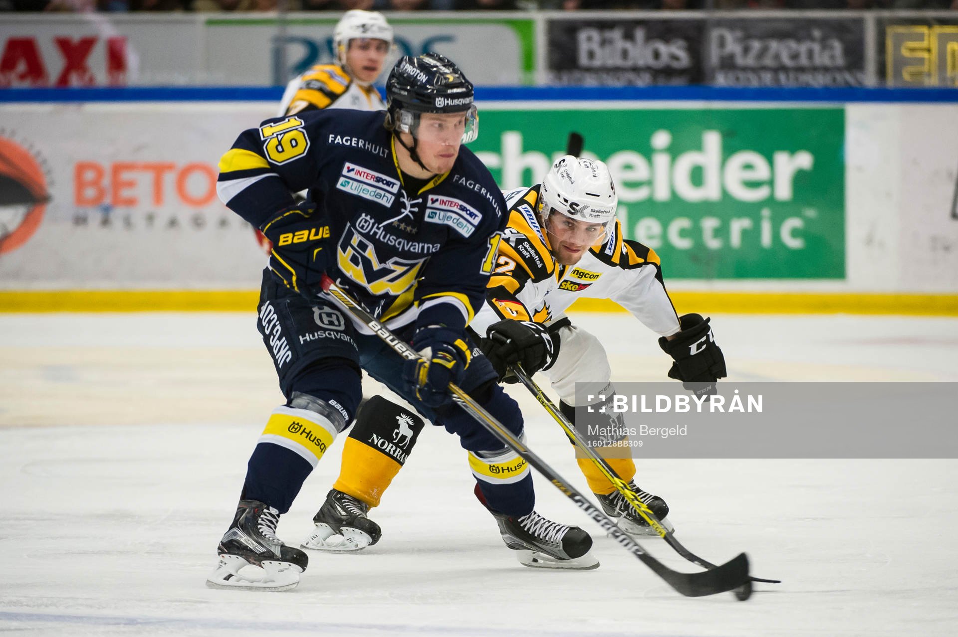 Skellefteås Arvid Lundberg försvarar mot Erik Andersson