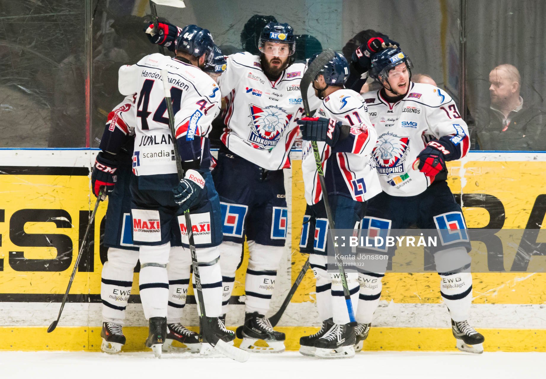 Linköpings Niklas Persson jublar med Jonas Junland ,