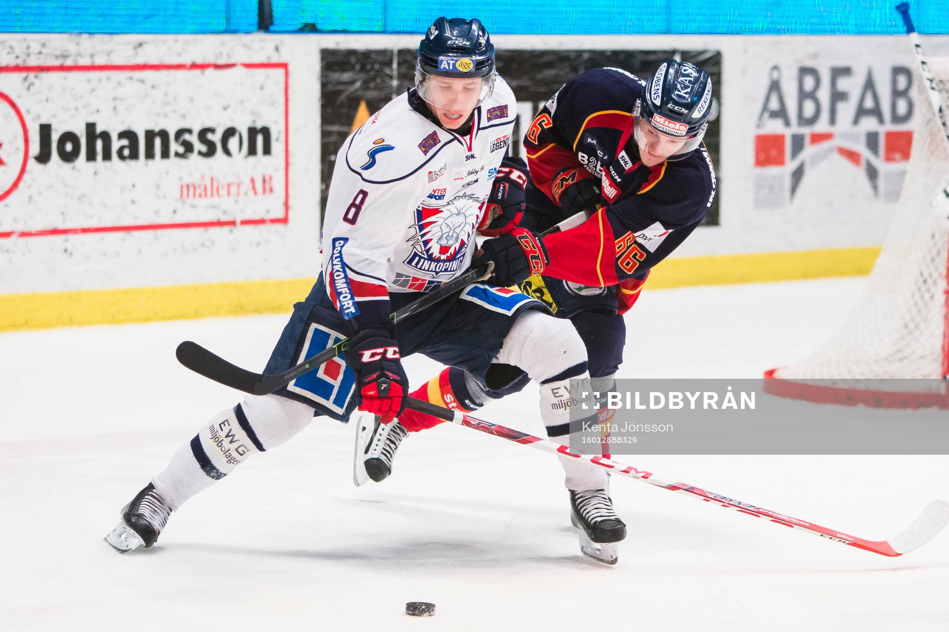 Djurgårdens Marcus Sörensen i kamp om pucken med