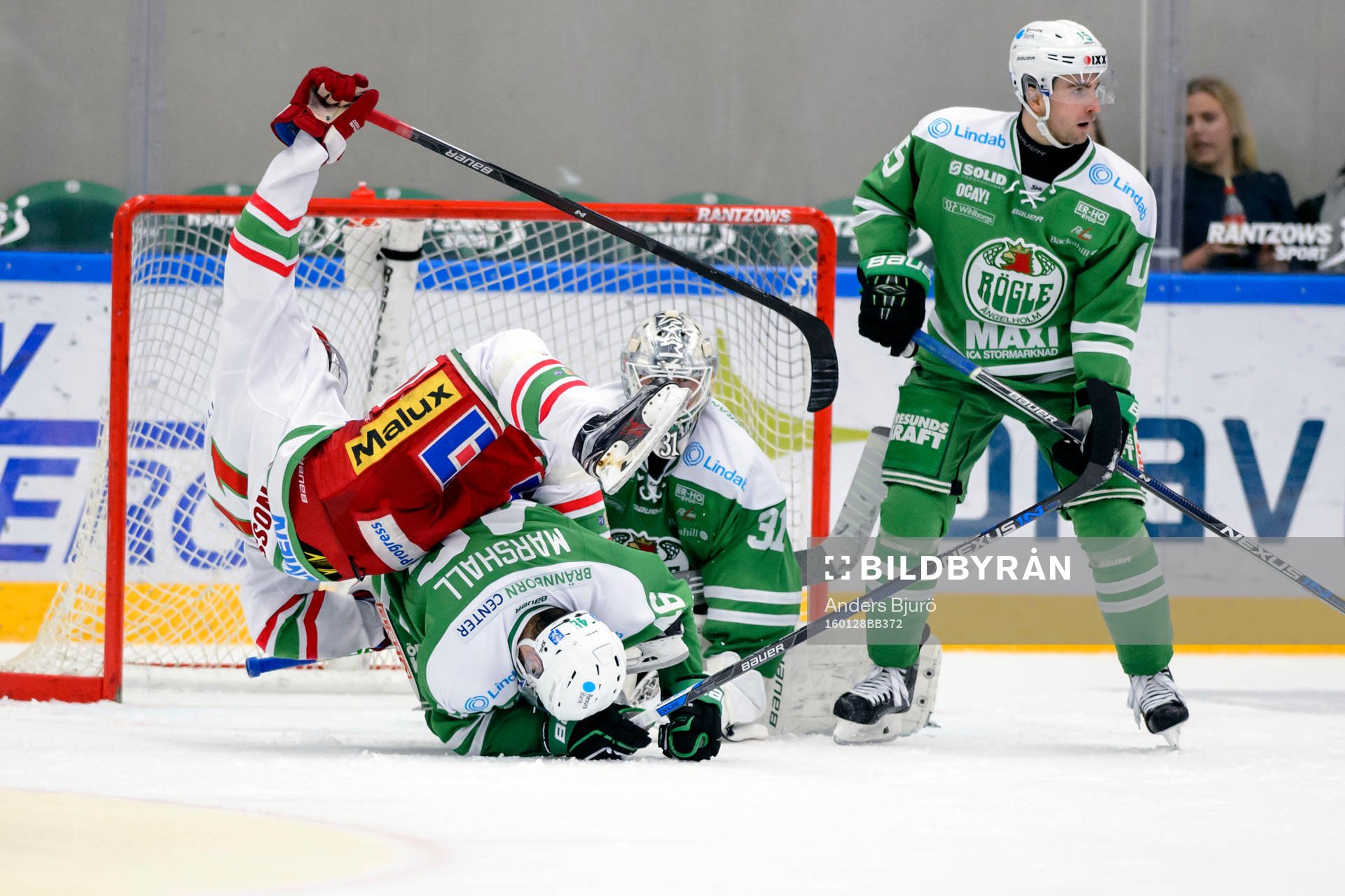Modos Victor Olofsson hamnar ovan på Rögles Kevin Marshall