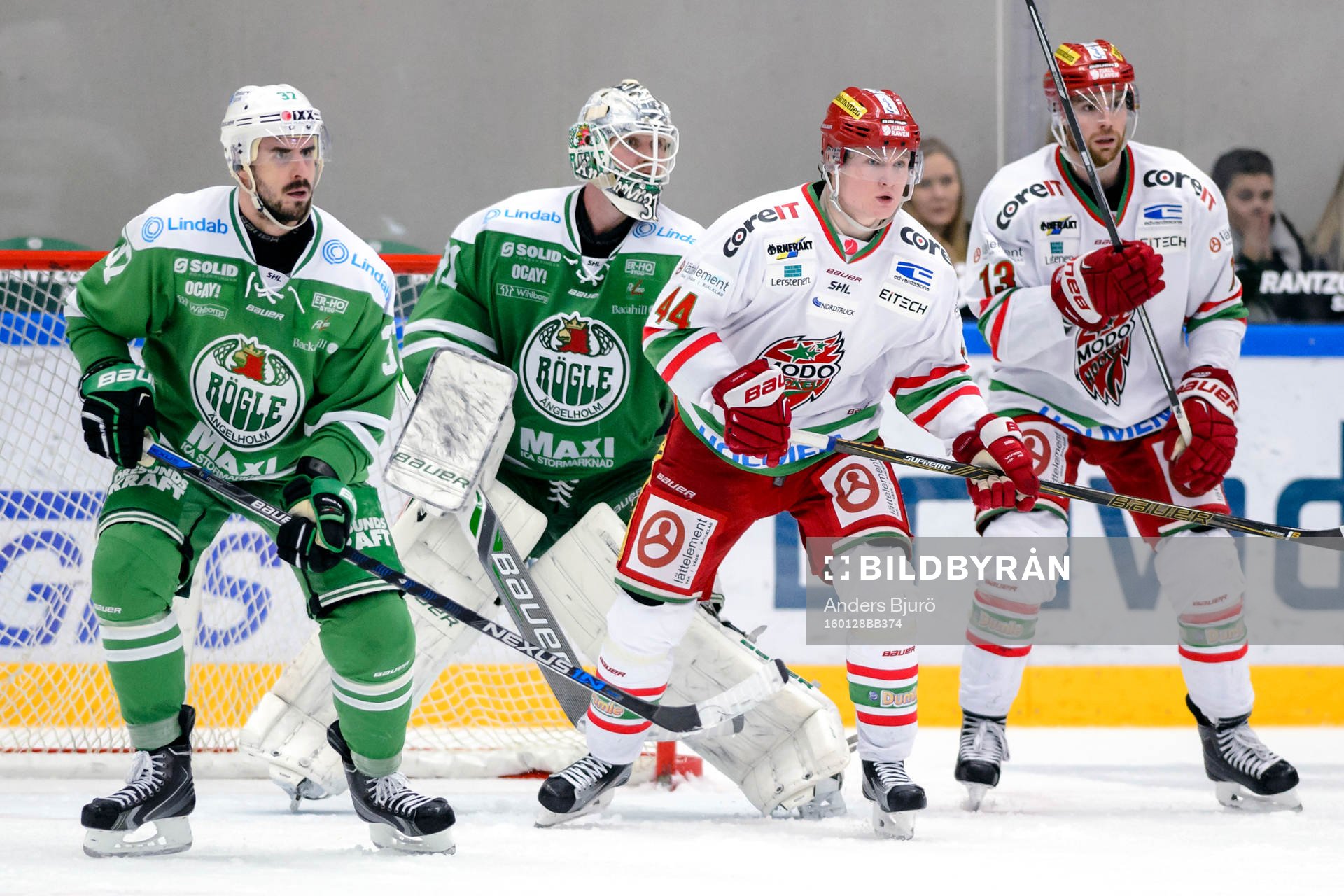 Rögles Ivan Baranka och Modos Carl Grundström framför