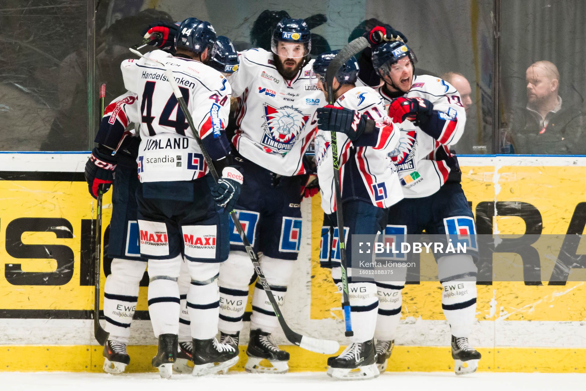 Linköpings Niklas Persson jublar med Jonas Junland ,