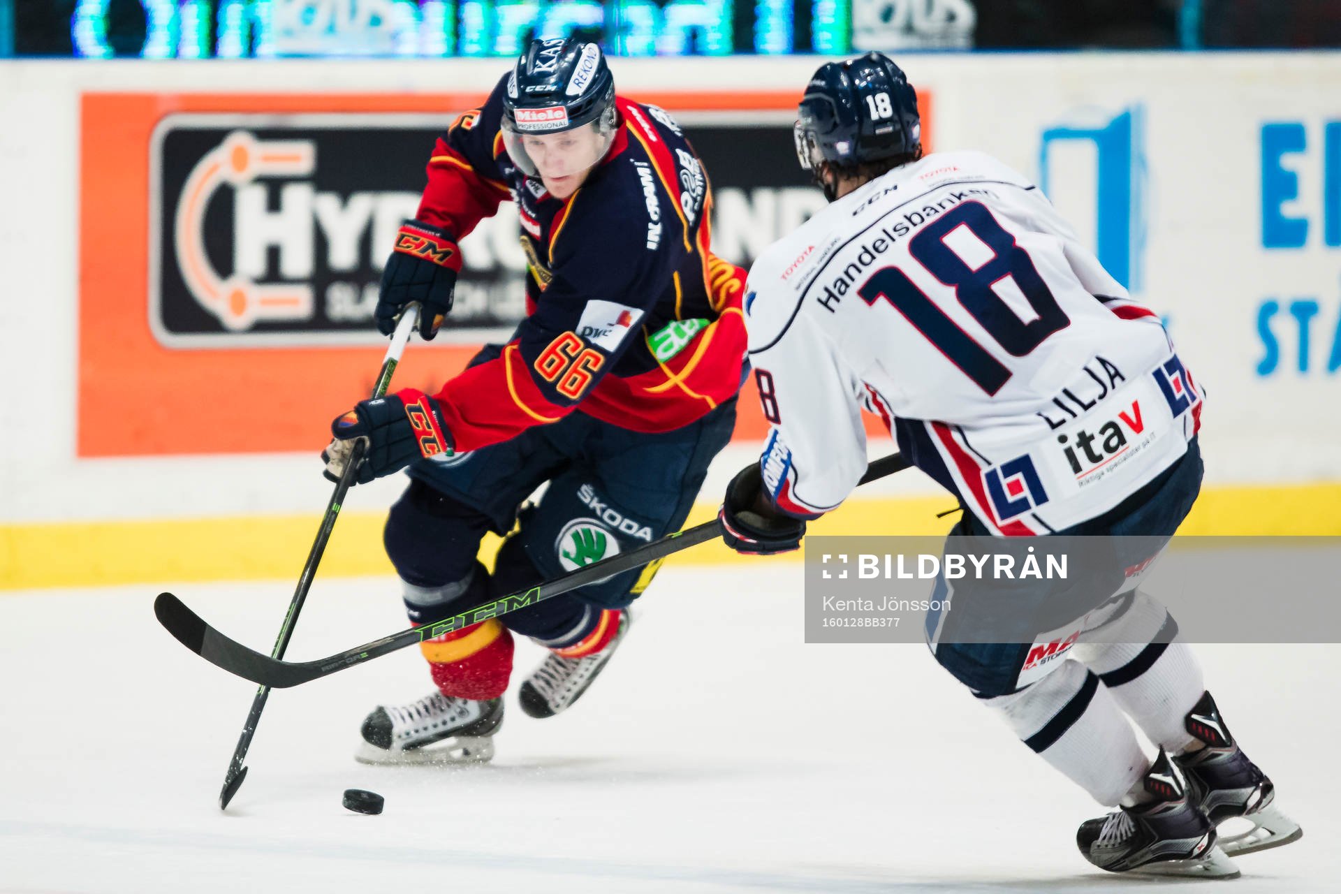 Djurgårdens Marcus Sörensen i kamp om pucken med