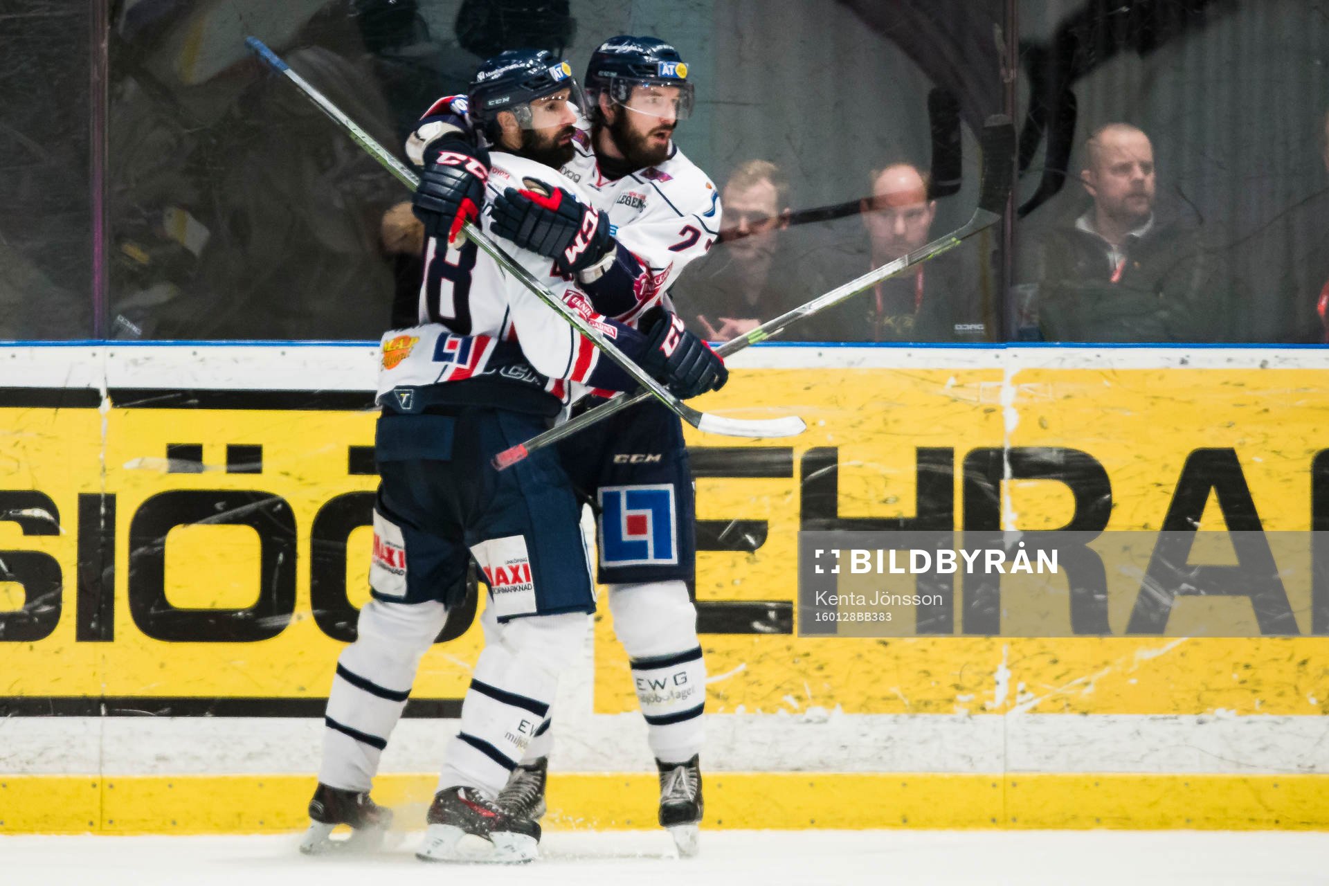 Linköpings Niklas Persson jublar med Daniel Rahimi
