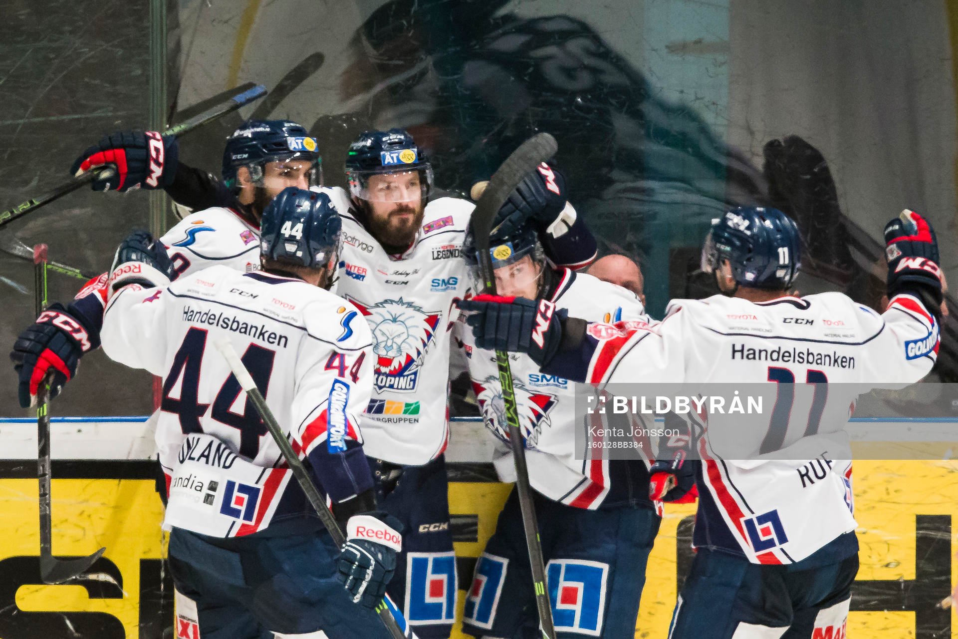 Linköpings Niklas Persson jublar med Jonas Junland ,