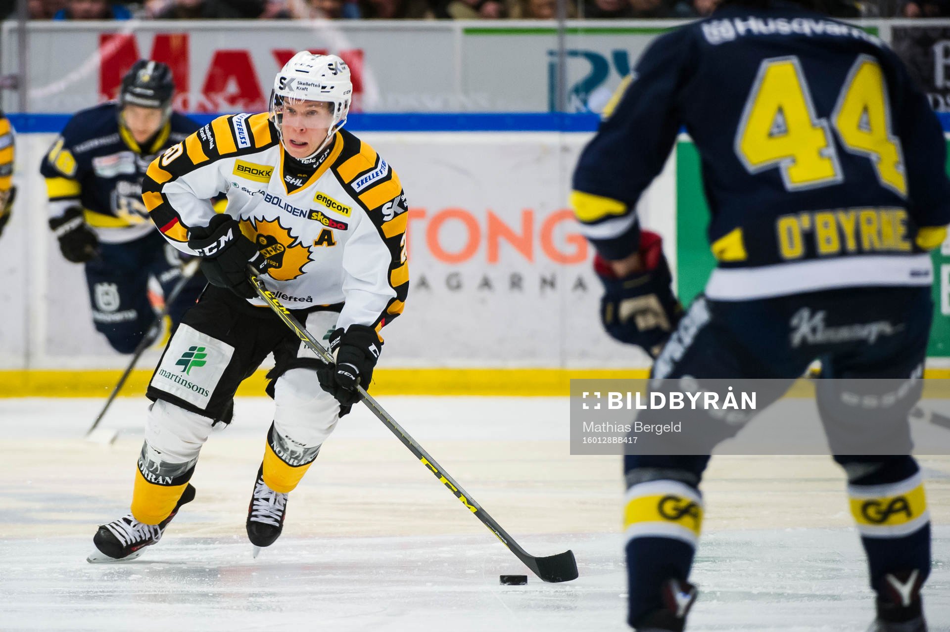 Skellefteås Erik Forssell driver pucken framåt mot