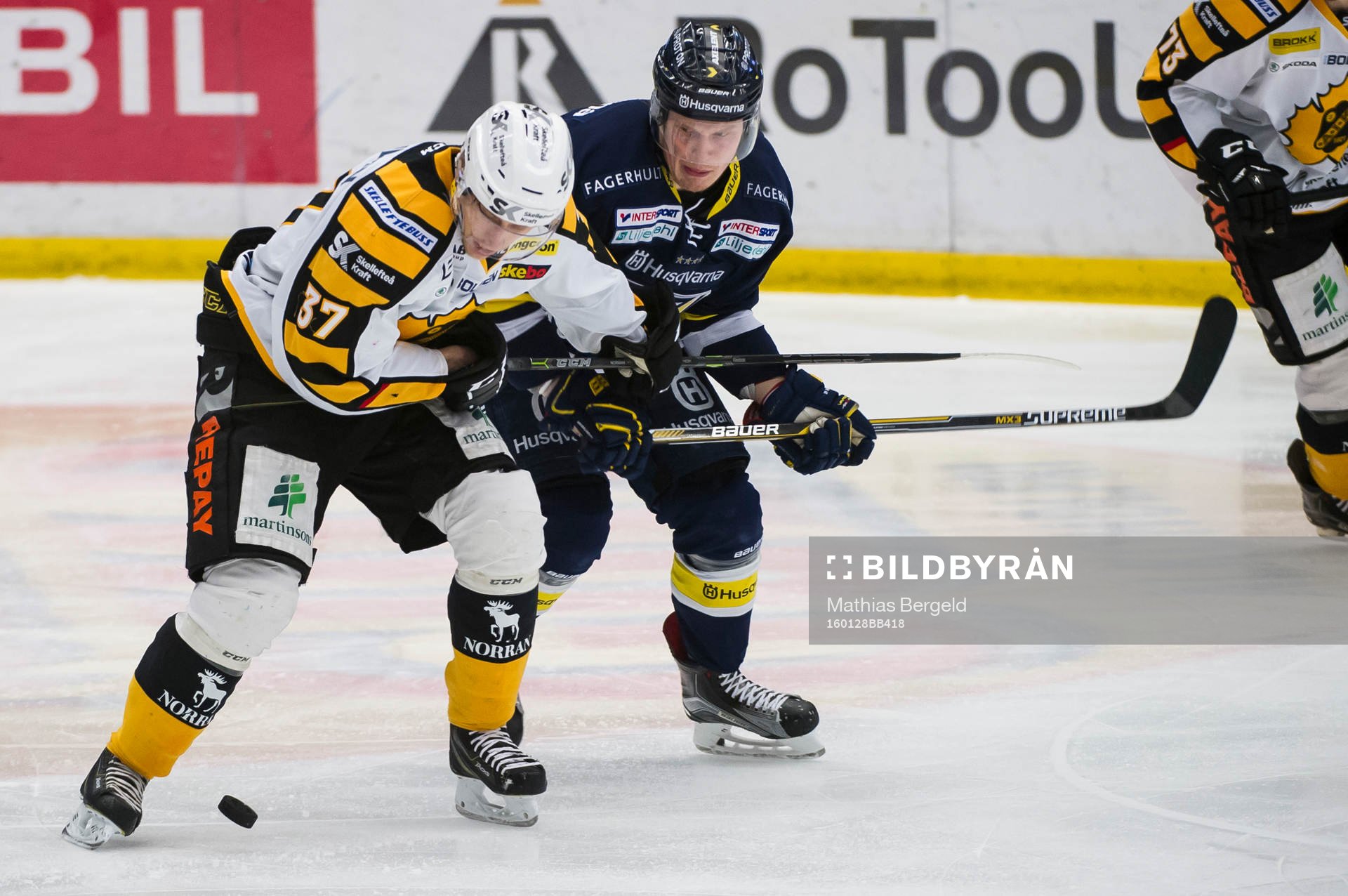 s Erik Andersson i kamp om pucken