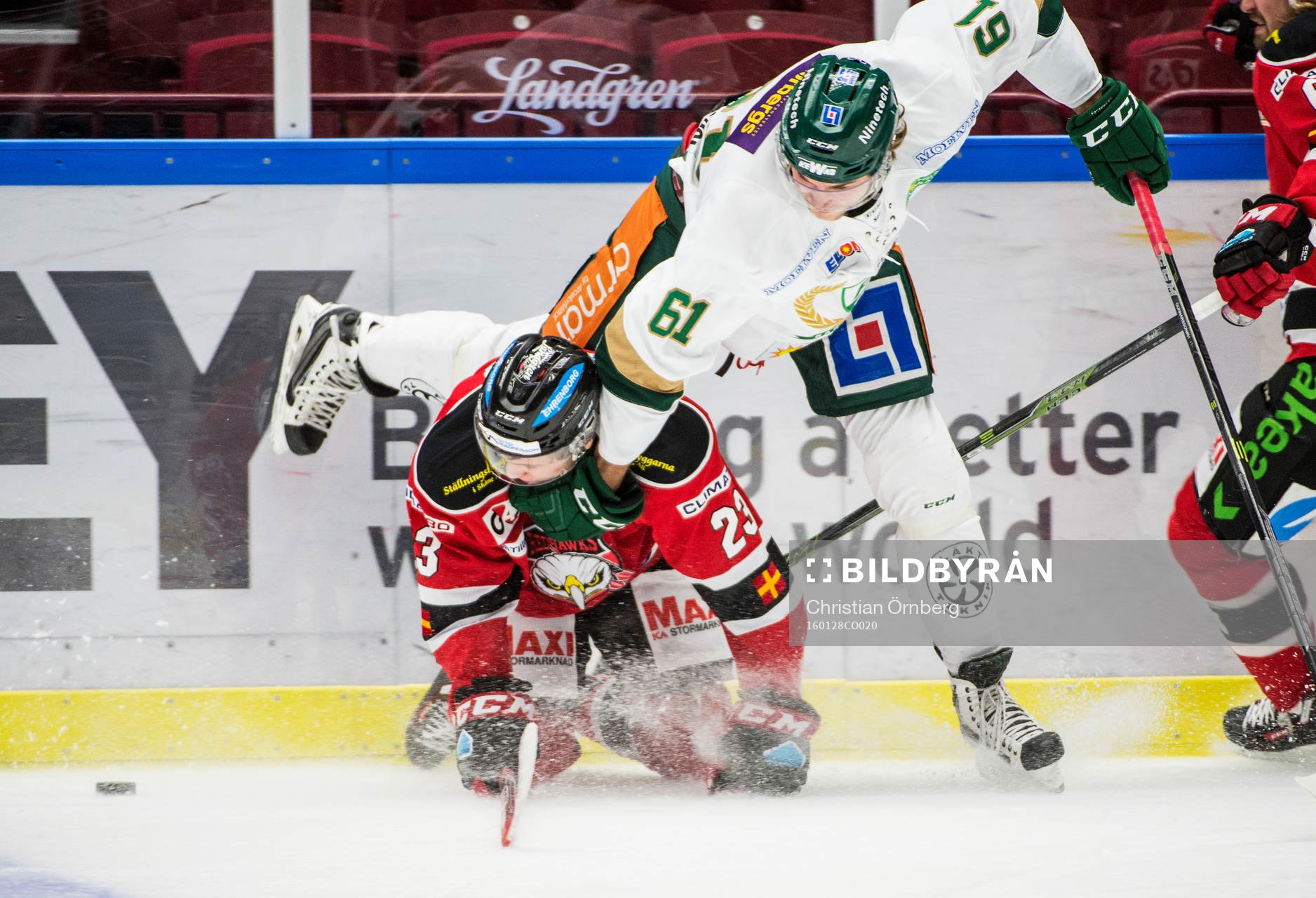 Närkamp på isen mellan Christoffer Forsberg och