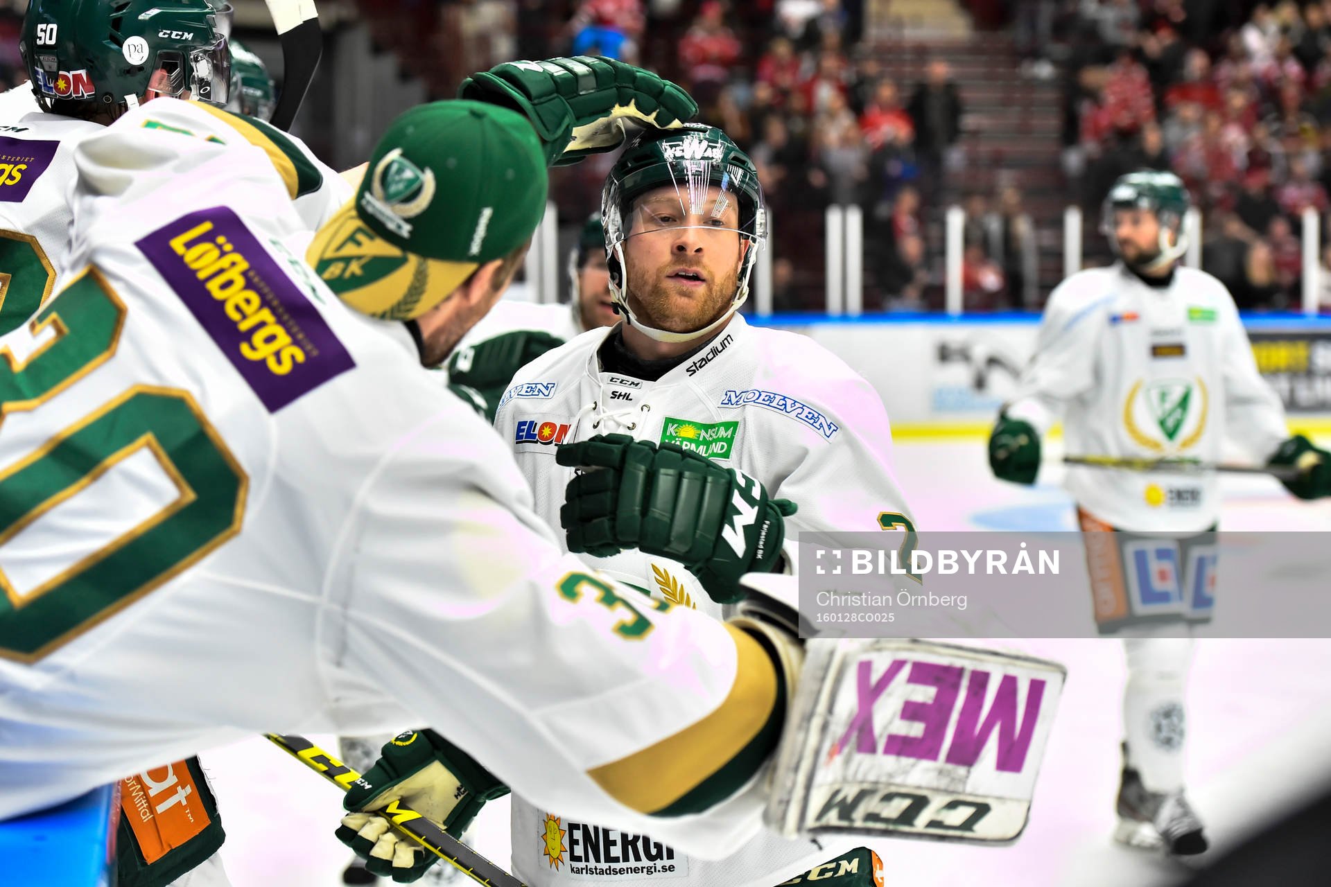 Färjestads reservmålvakt Lars Haugen gratulerar
