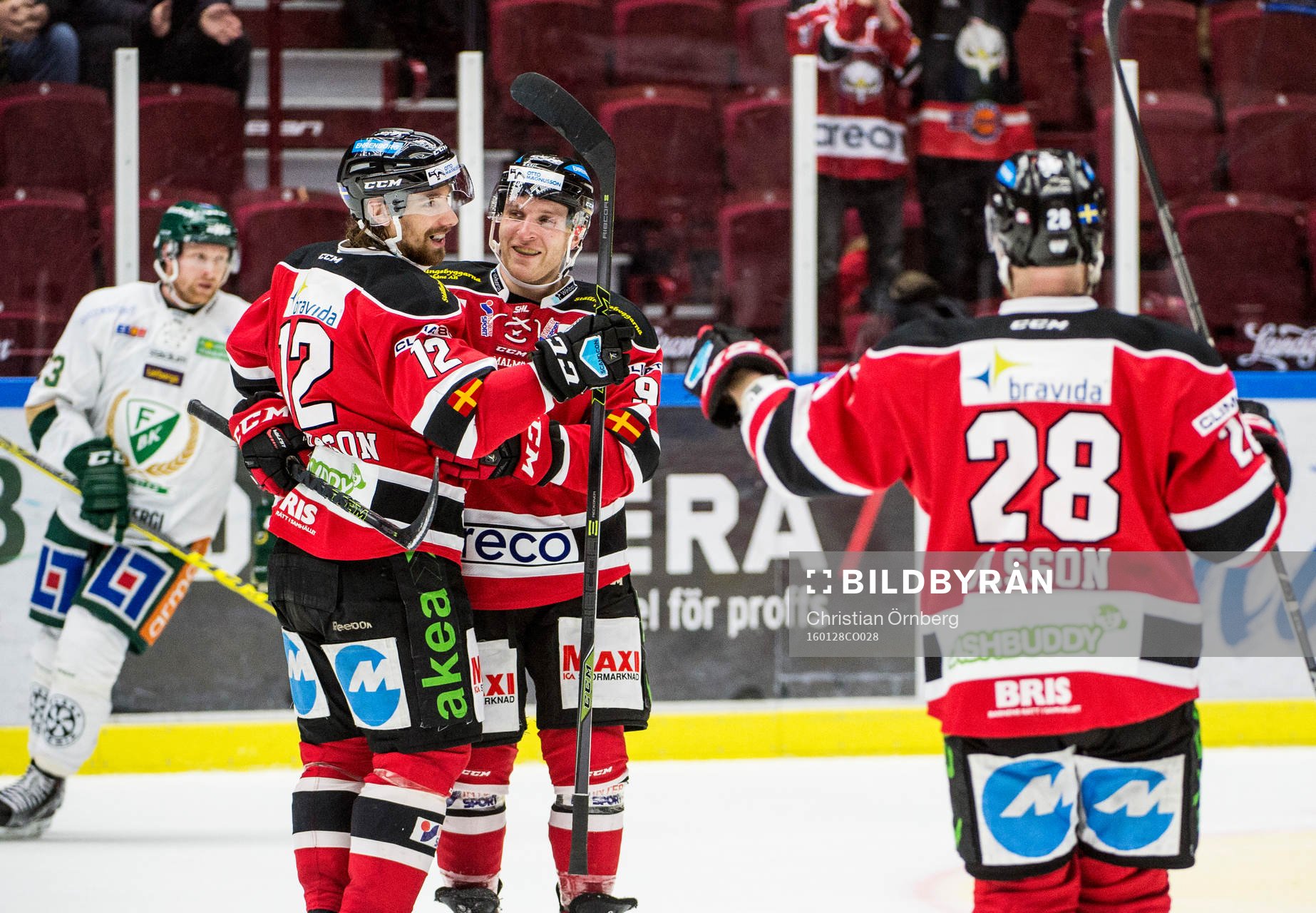 Malmö Redhawks Andreas Thuresson jublar åt 2-2 med