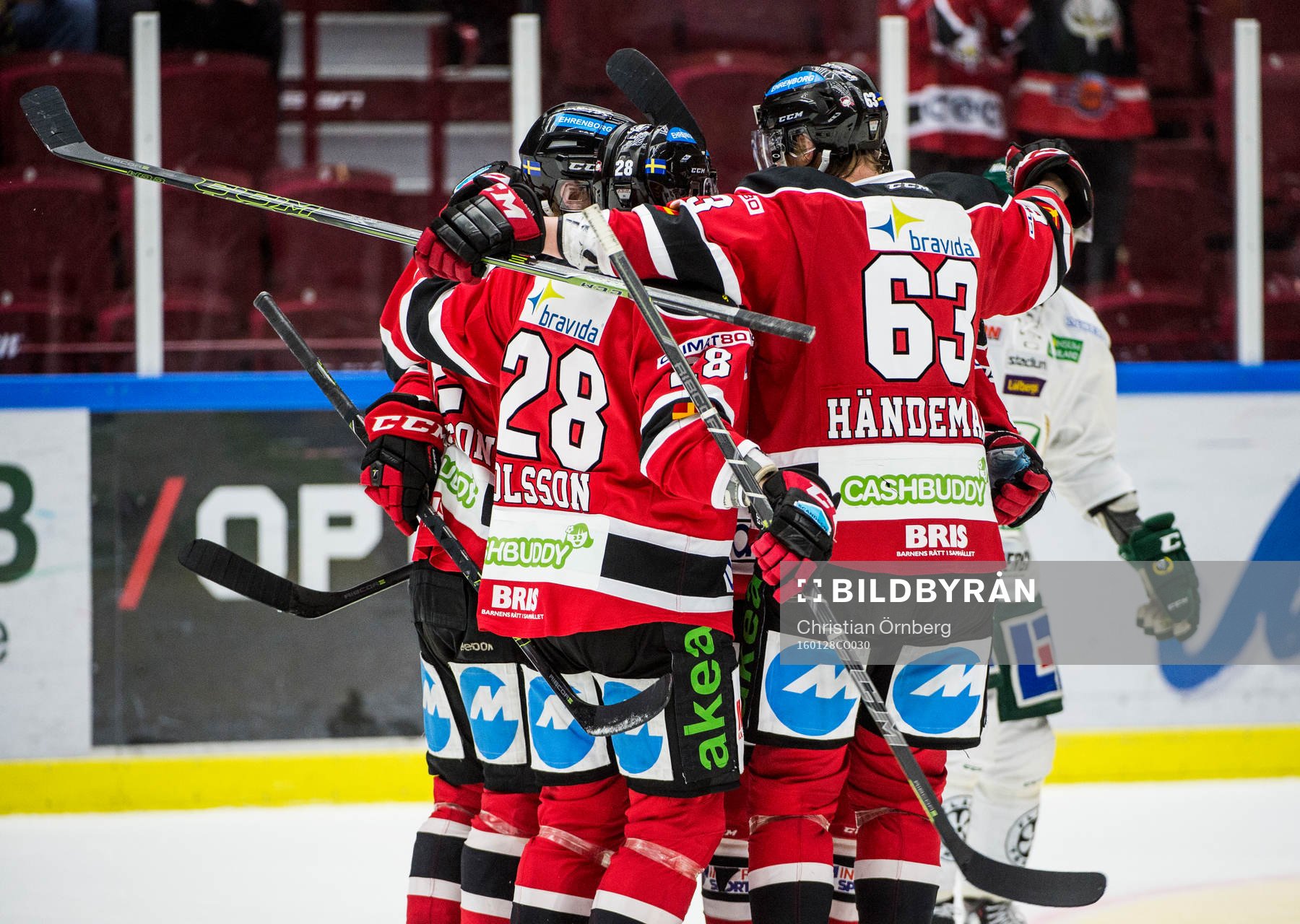 Malmö Redhawks Andreas Thuresson jublar åt 2-2 med Jens