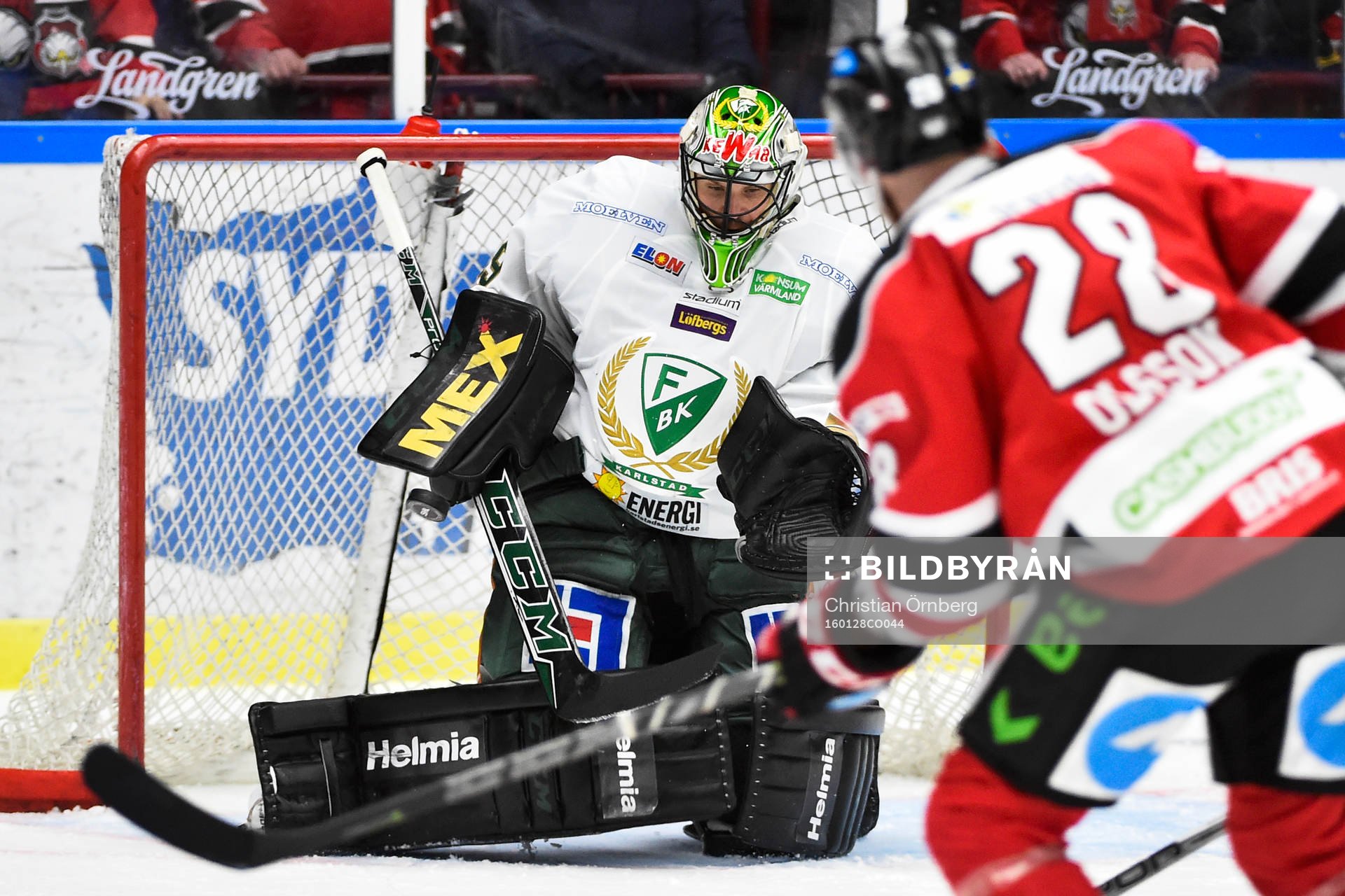 Malmö Redhawks Jens Olsson skjuter mot Färjestads