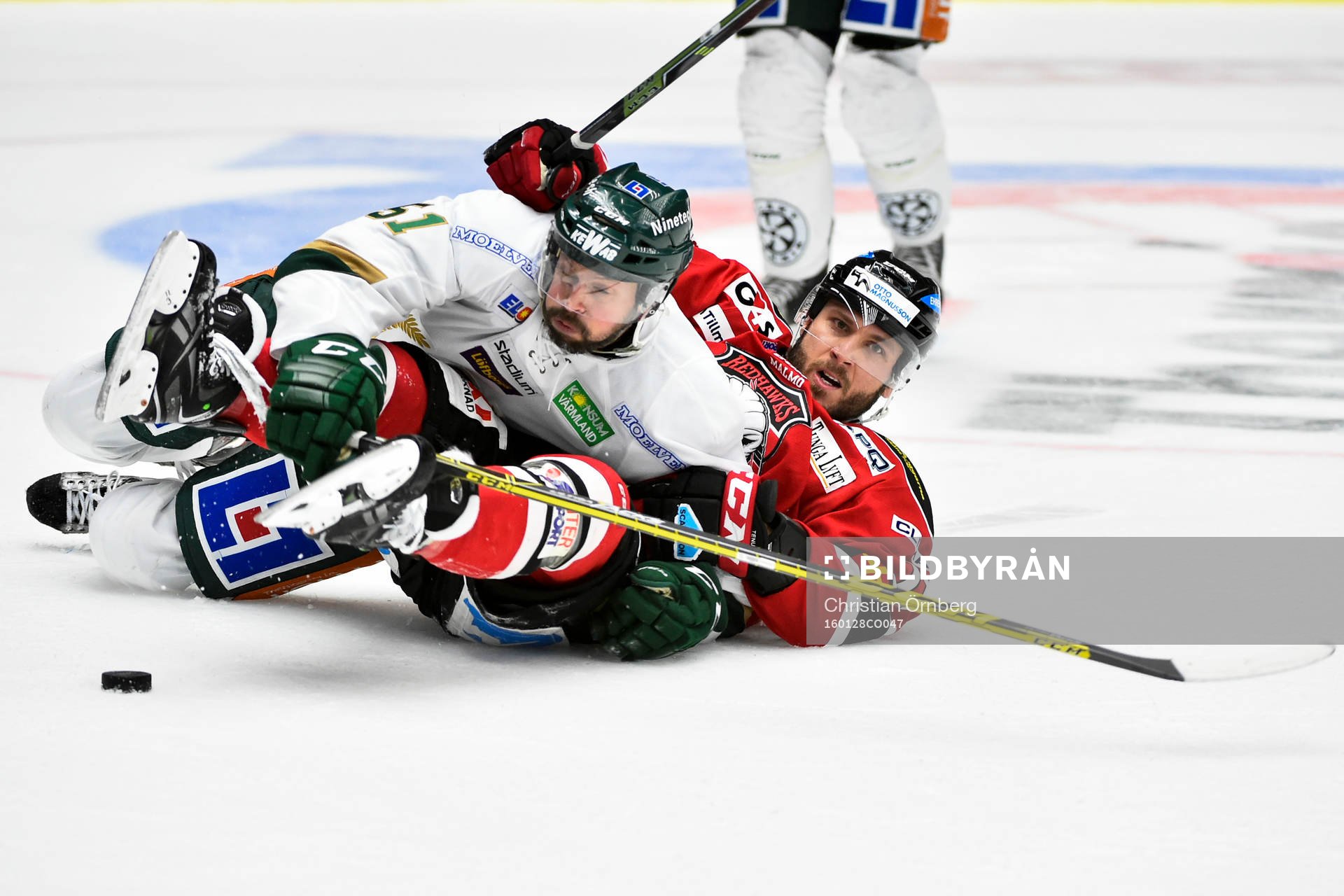 Färjestads Rickard Wallin och Malmö Redhawks Joey Tenute
