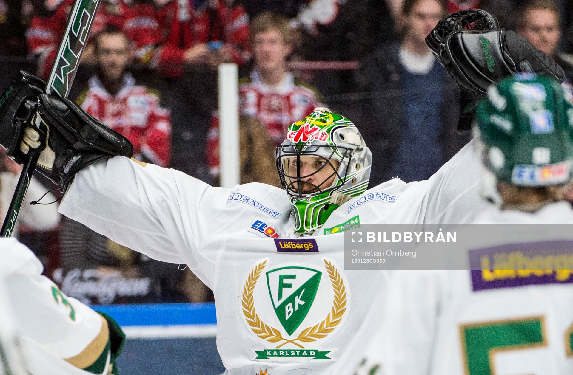 Färjestads målvakt Justin Pogge jublar
