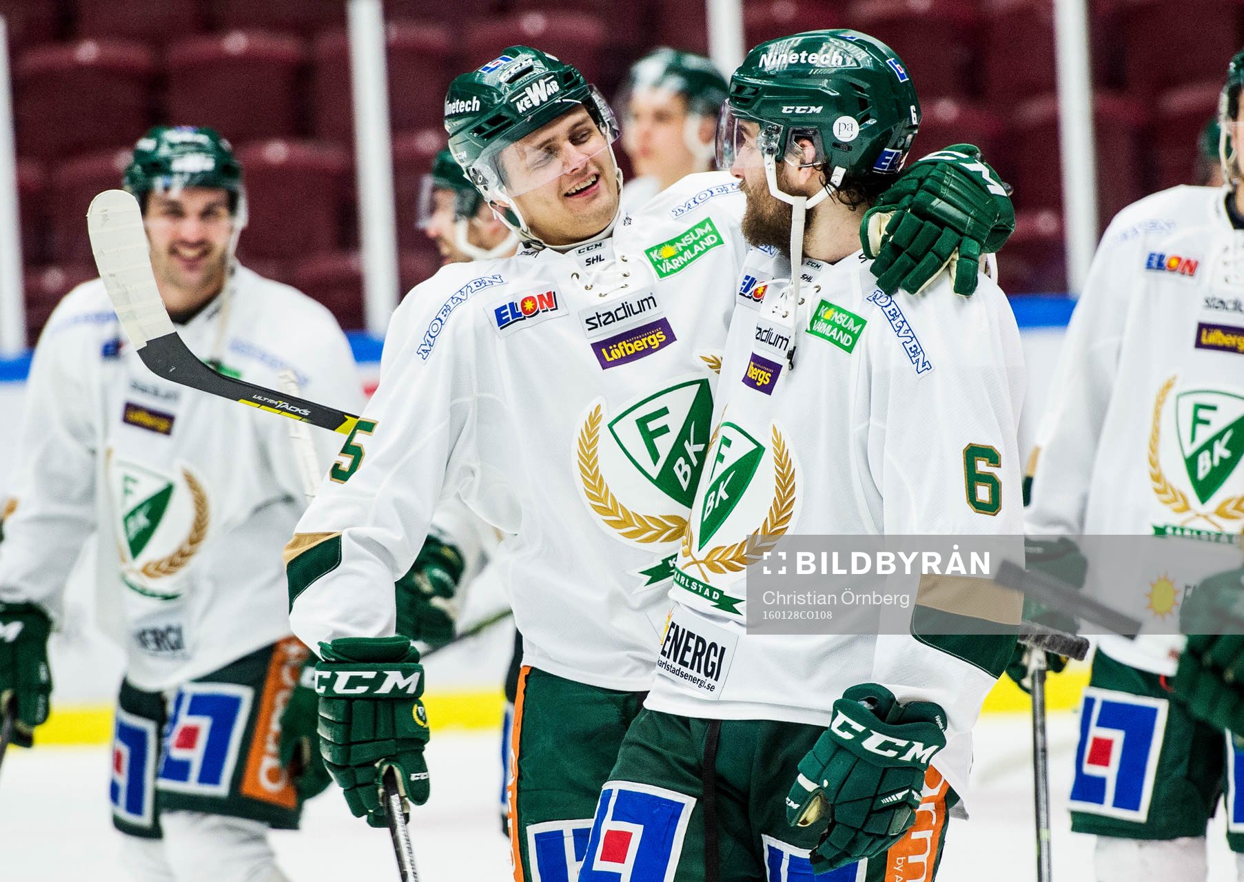 Färjestads August Gunnarsson och Mikael Wikstrand jublar