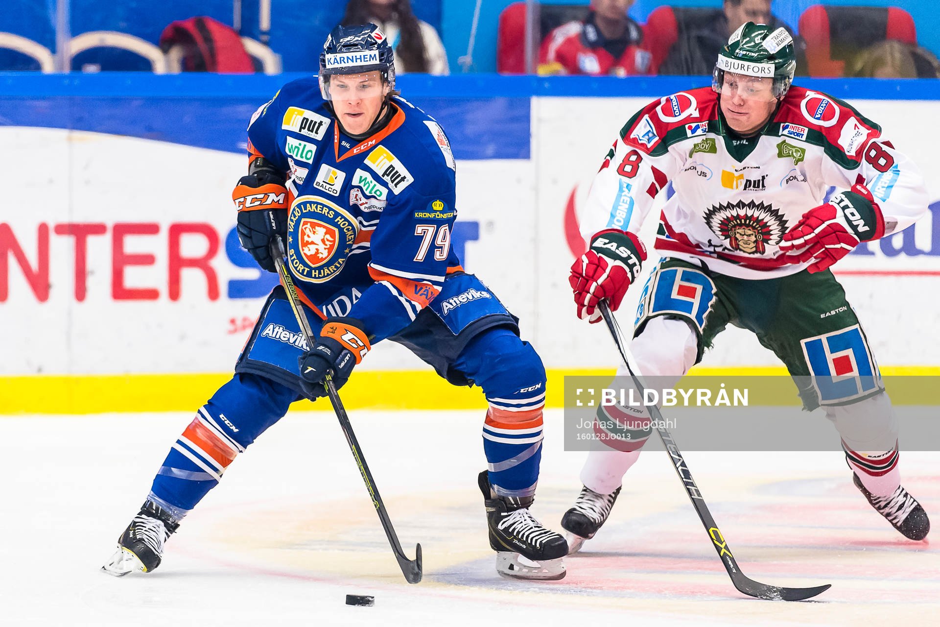 Växjös Patrik Lundh jagas av Frölundas John Nyberg