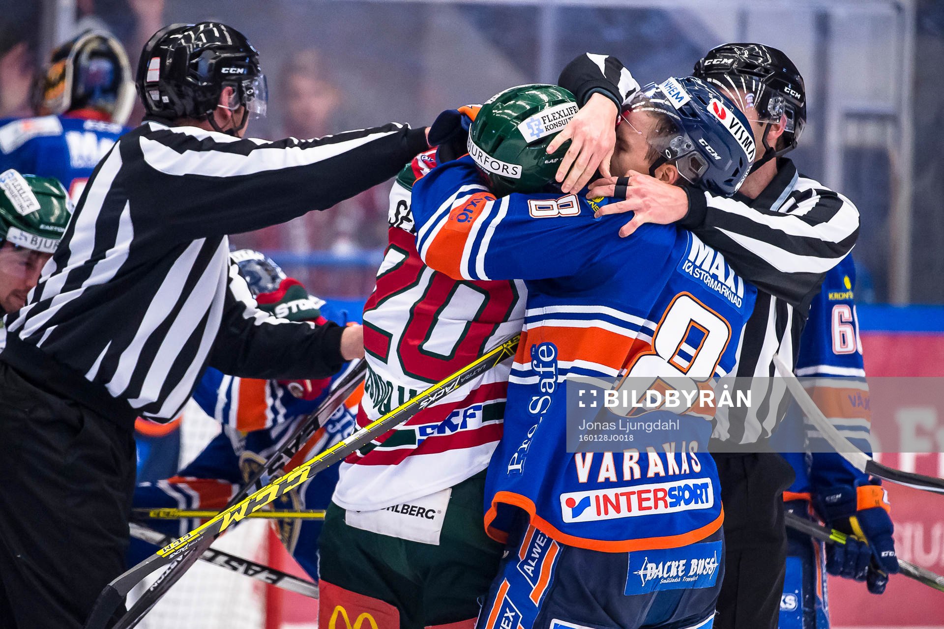 Gruff mellan Frölundas Joel Lundqvist och Växjös Ville