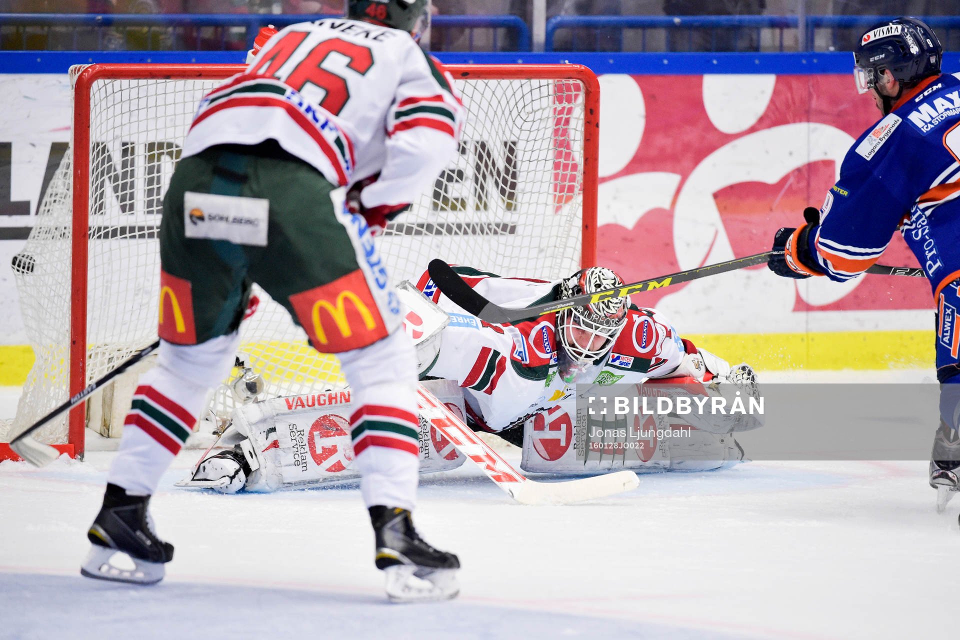 Växjös Josh Hennessy gör 1-2 bakom Frölundas målvakt