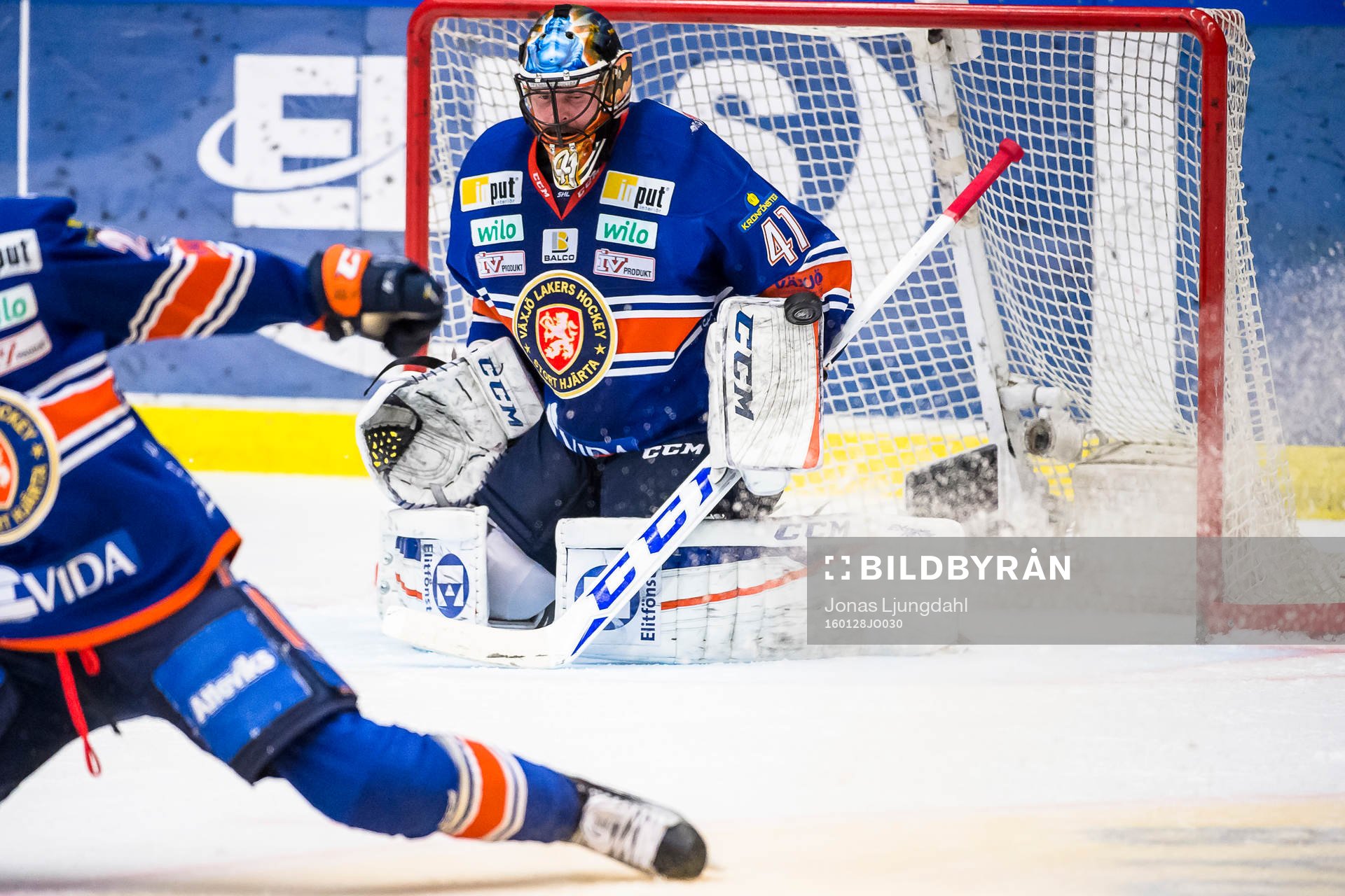 Växjös målvakt Cristopher Nihlstorp stöter undan pucken