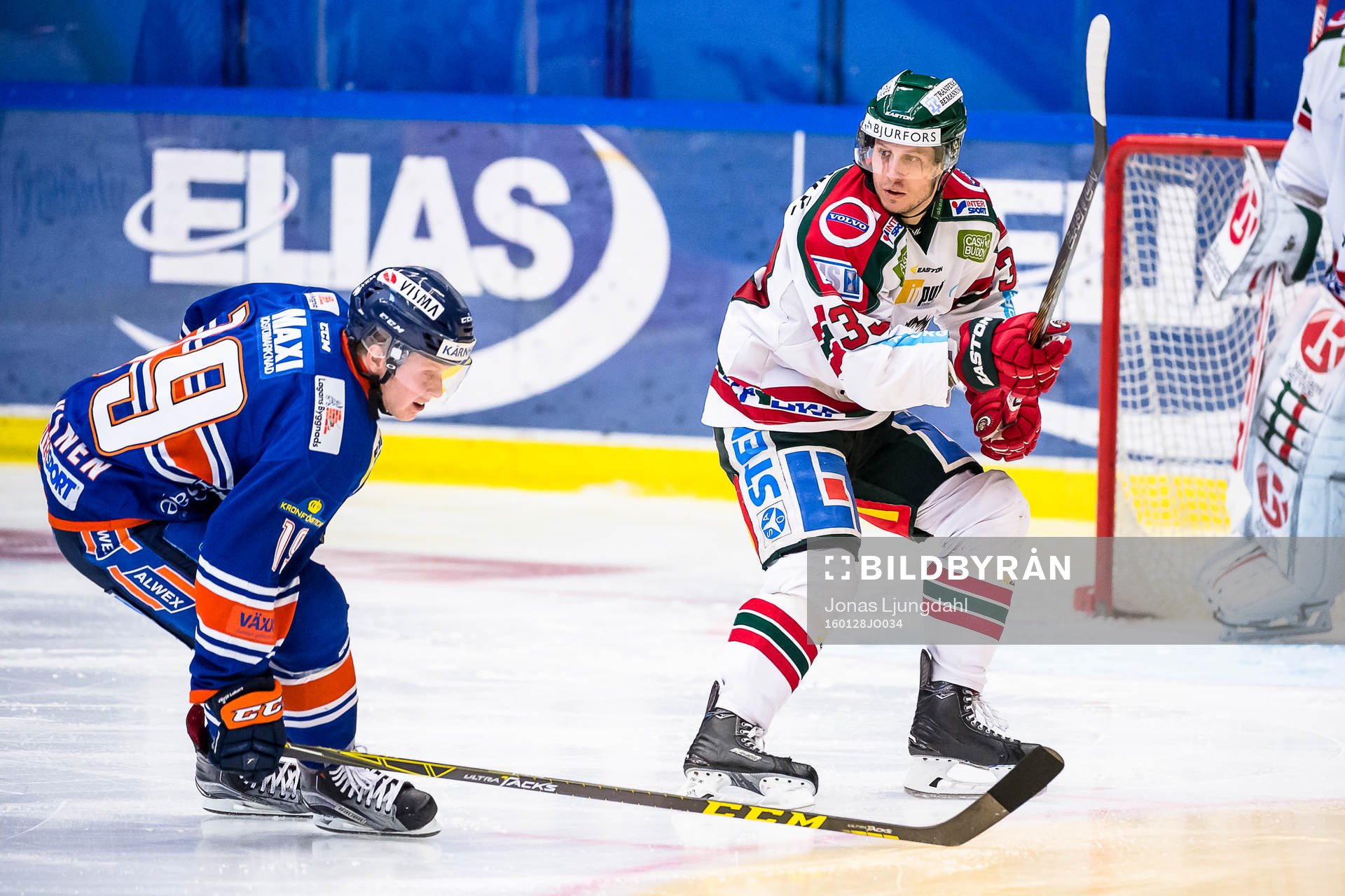 Frölundas Elias Fälth jagas av Växjös Tuomas Kiiskinen