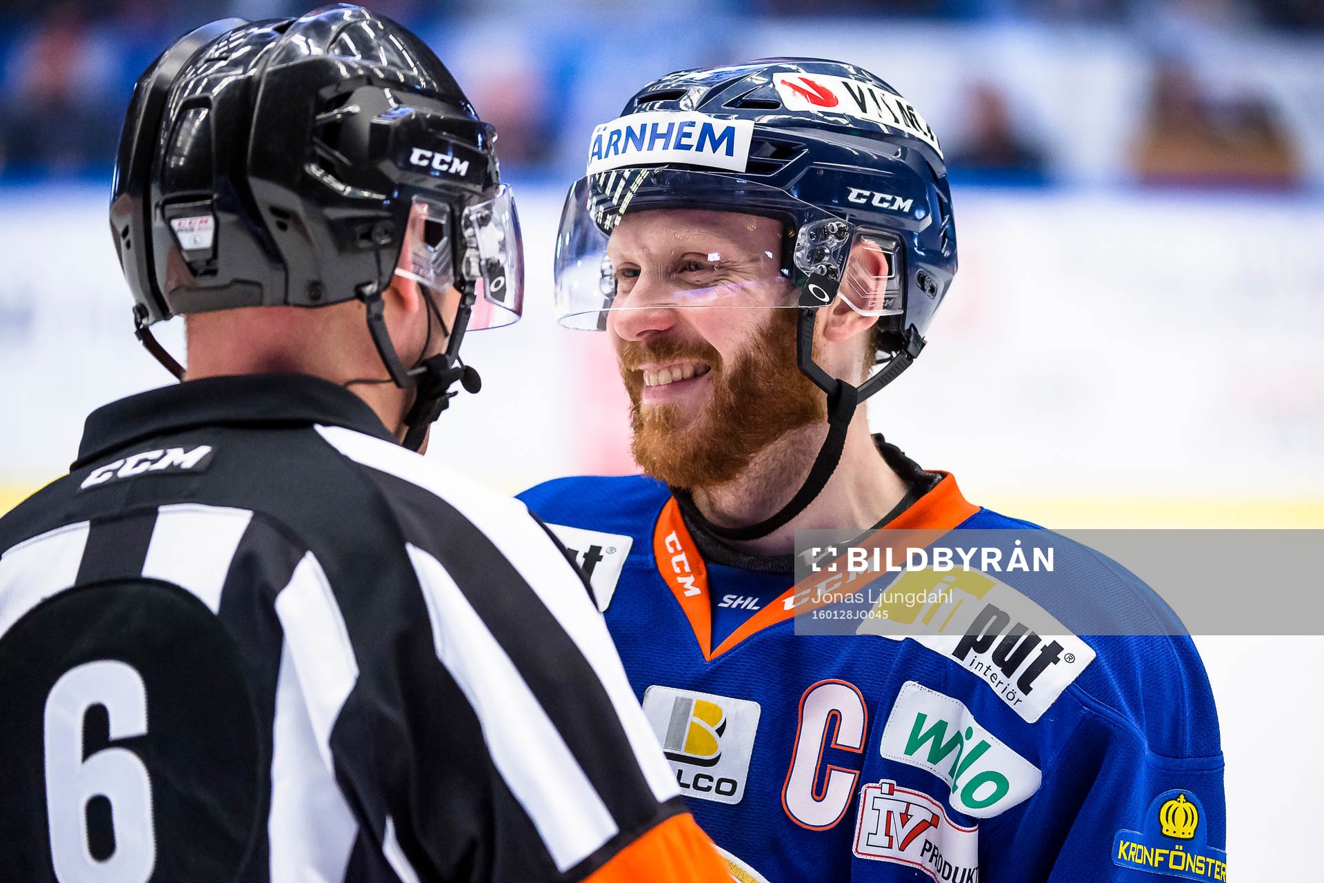 Växjös Liam Reddox pratar med Domare Sören Persson