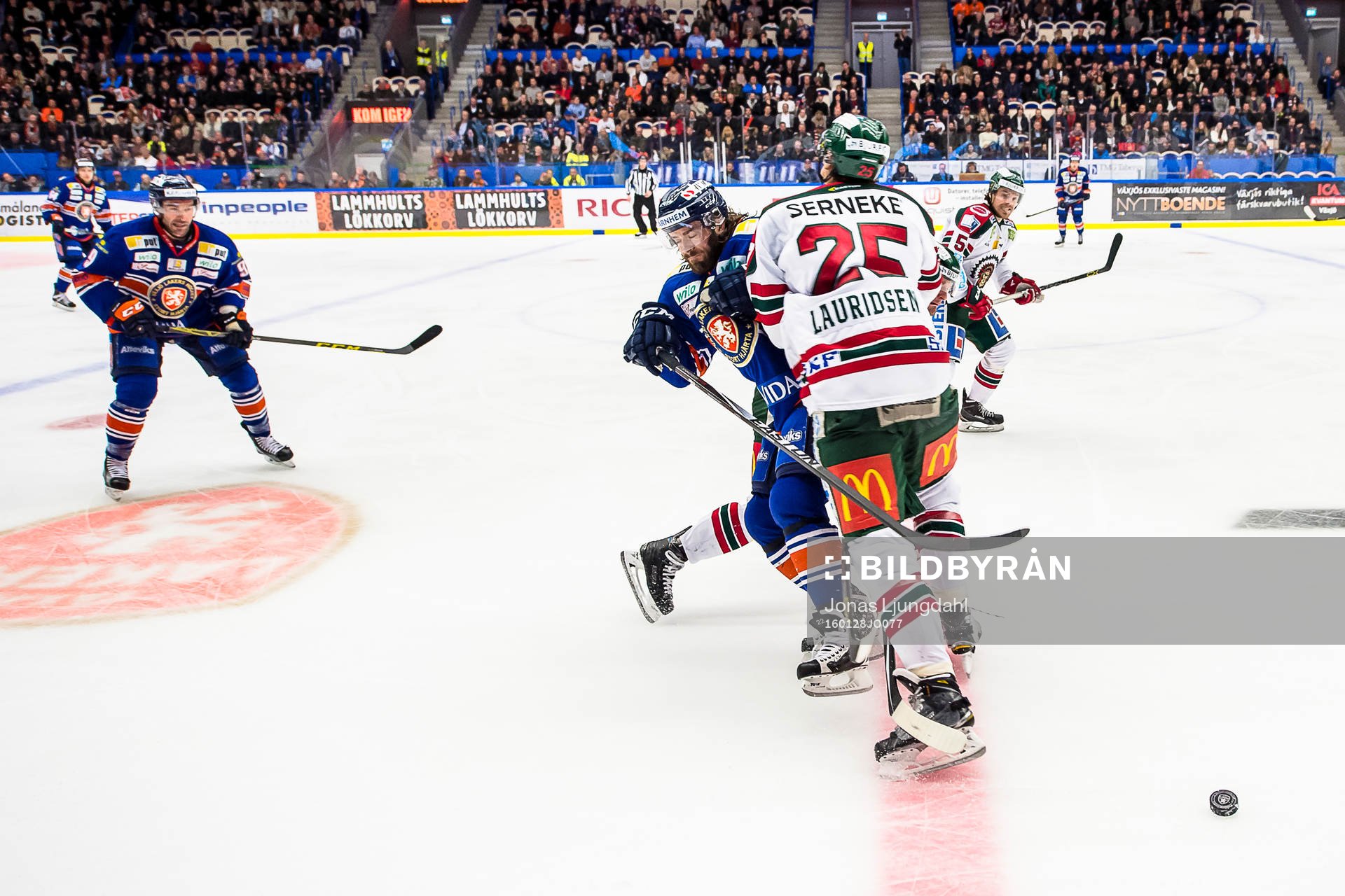 Växjös Ville Leino tacklas av Frölundas Oliver Lauridsen