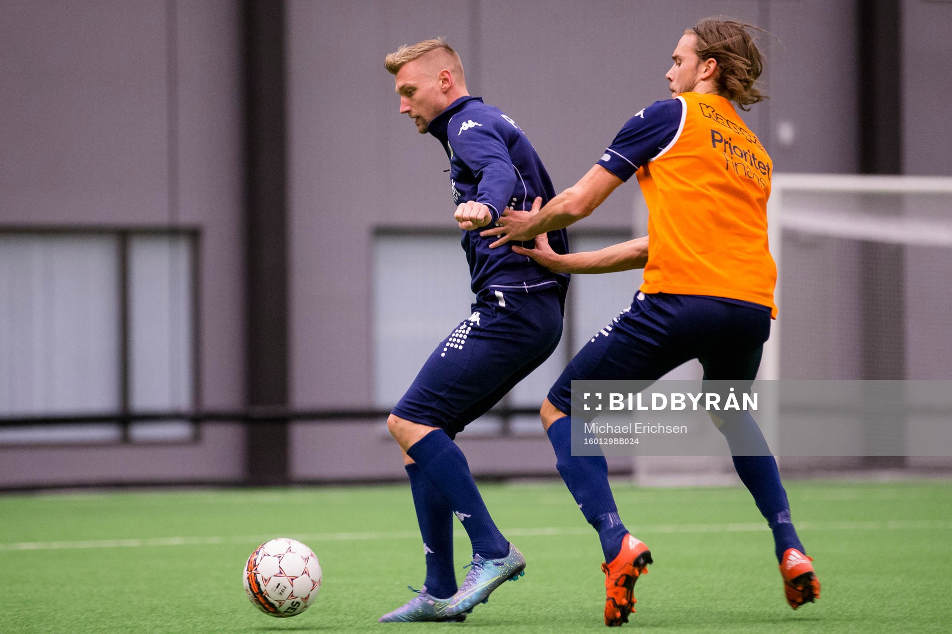 IFK Göteborgs Sebastian Eriksson mot Tom Pettersson under en träning med IFK Göteborg den 29 januari 2016 i Göteborg.