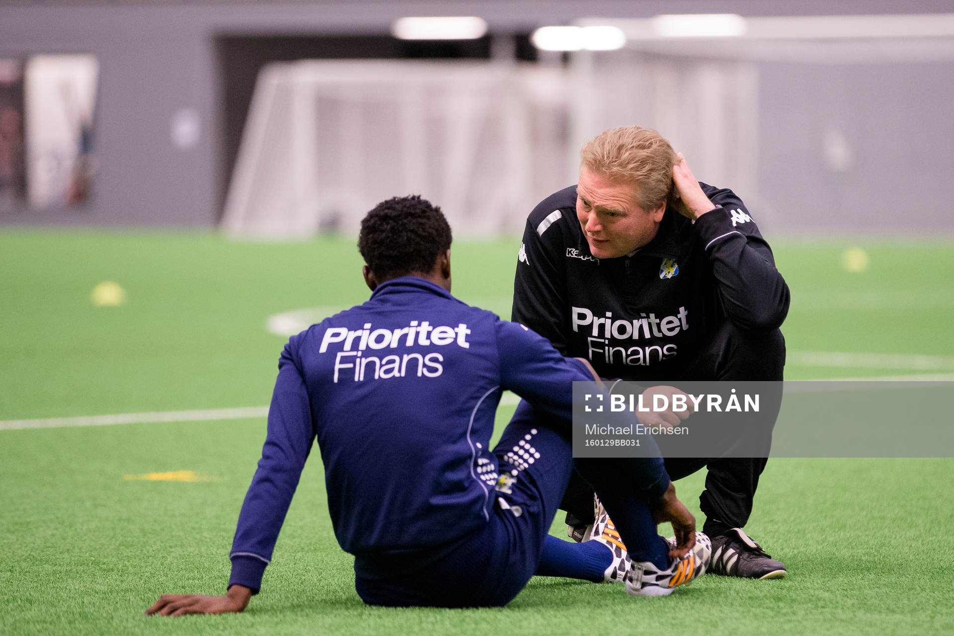 IFK Göteborgs Sabah Lawson i samspråk med tränare