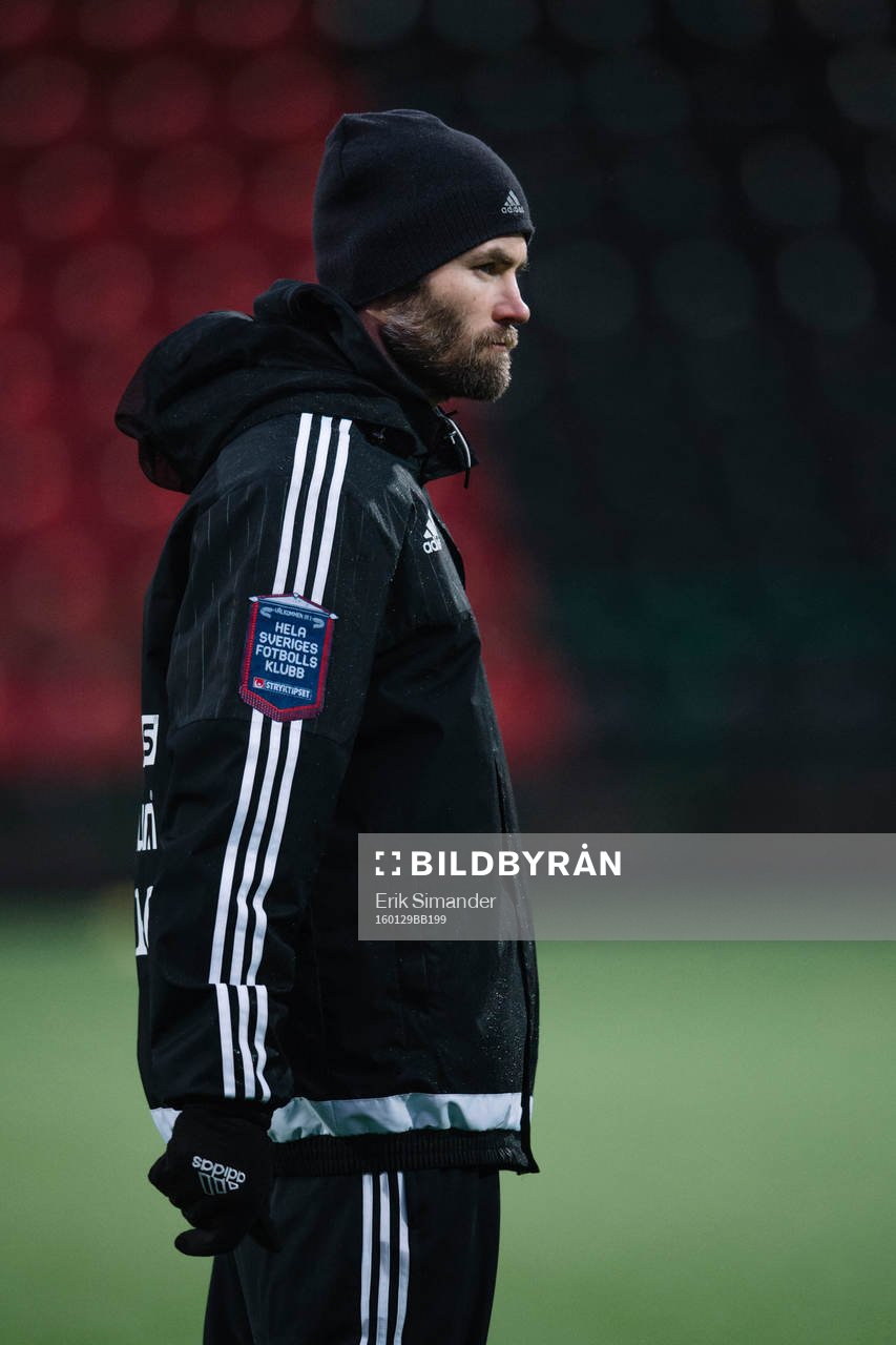 Brommapojkarnas tränare Olof Mellberg under en fotbollsträning med Brommapojkarna den 29 januari 2016 i Stockholm.