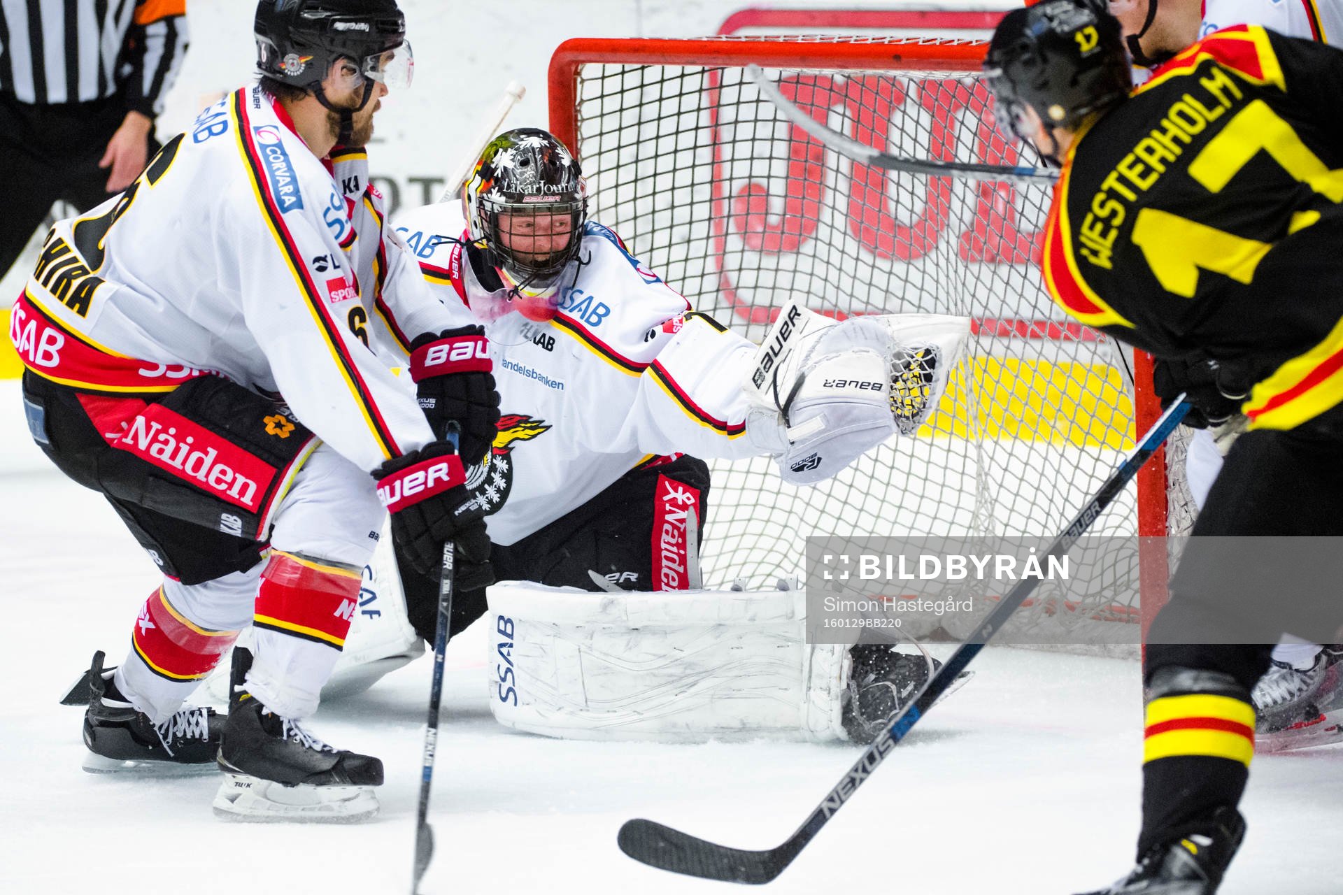 Luleås Daniel Larsson räddar skott från Brynäs Pathrik