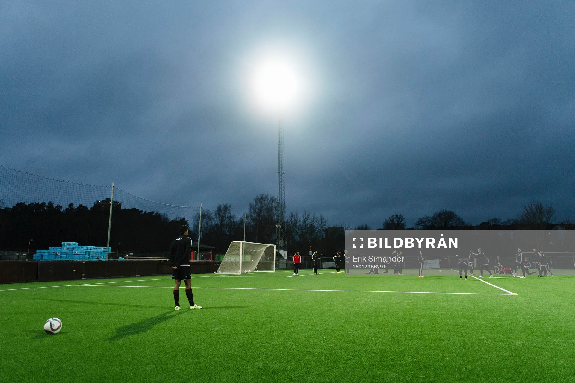 Brommapojkarnas tränare Olof Mellberg har en genomgång under en fotbollsträning med Brommapojkarna den 29 januari 2016 i Stockholm.