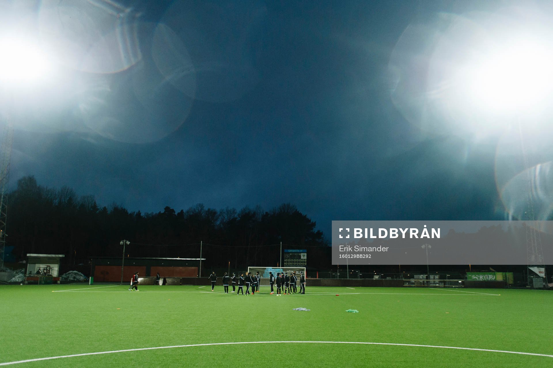 Brommapojkarnas tränare Olof Mellberg har en genomgång under en fotbollsträning med Brommapojkarna den 29 januari 2016 i Stockholm.