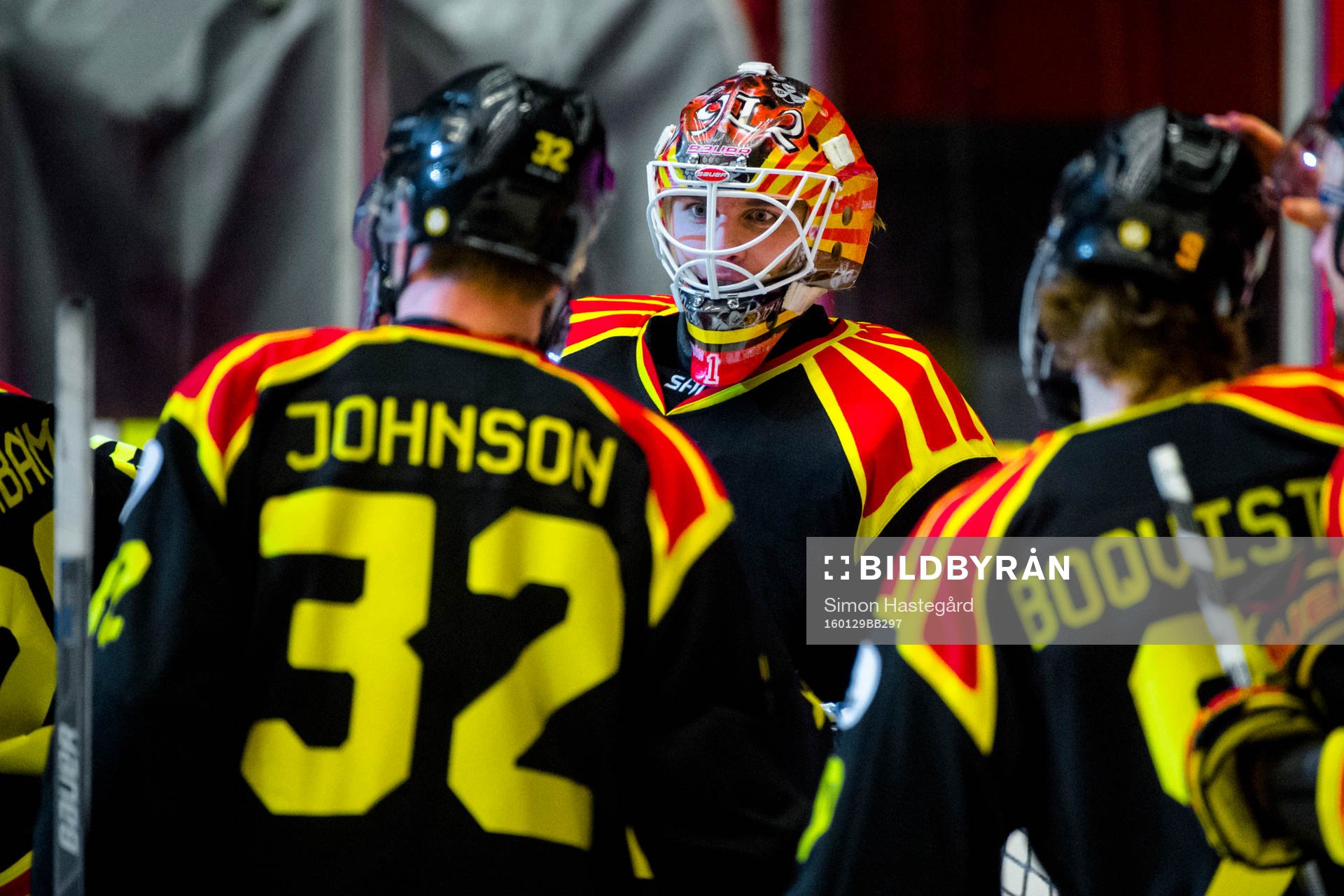 Brynäs målvakt Felix Sandström jublar