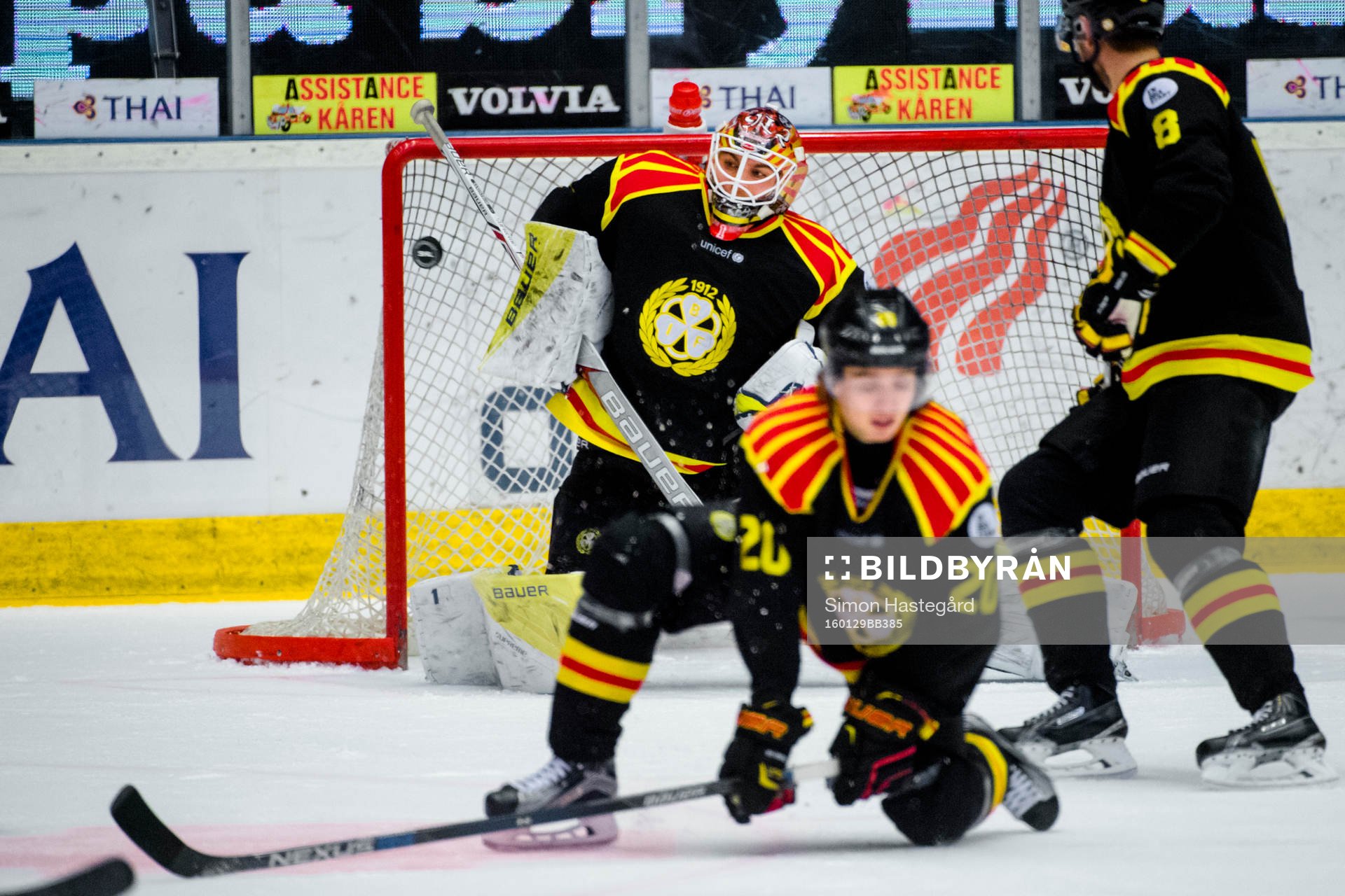 Brynäs Adam Brodecki täcker skott framför Brynäs