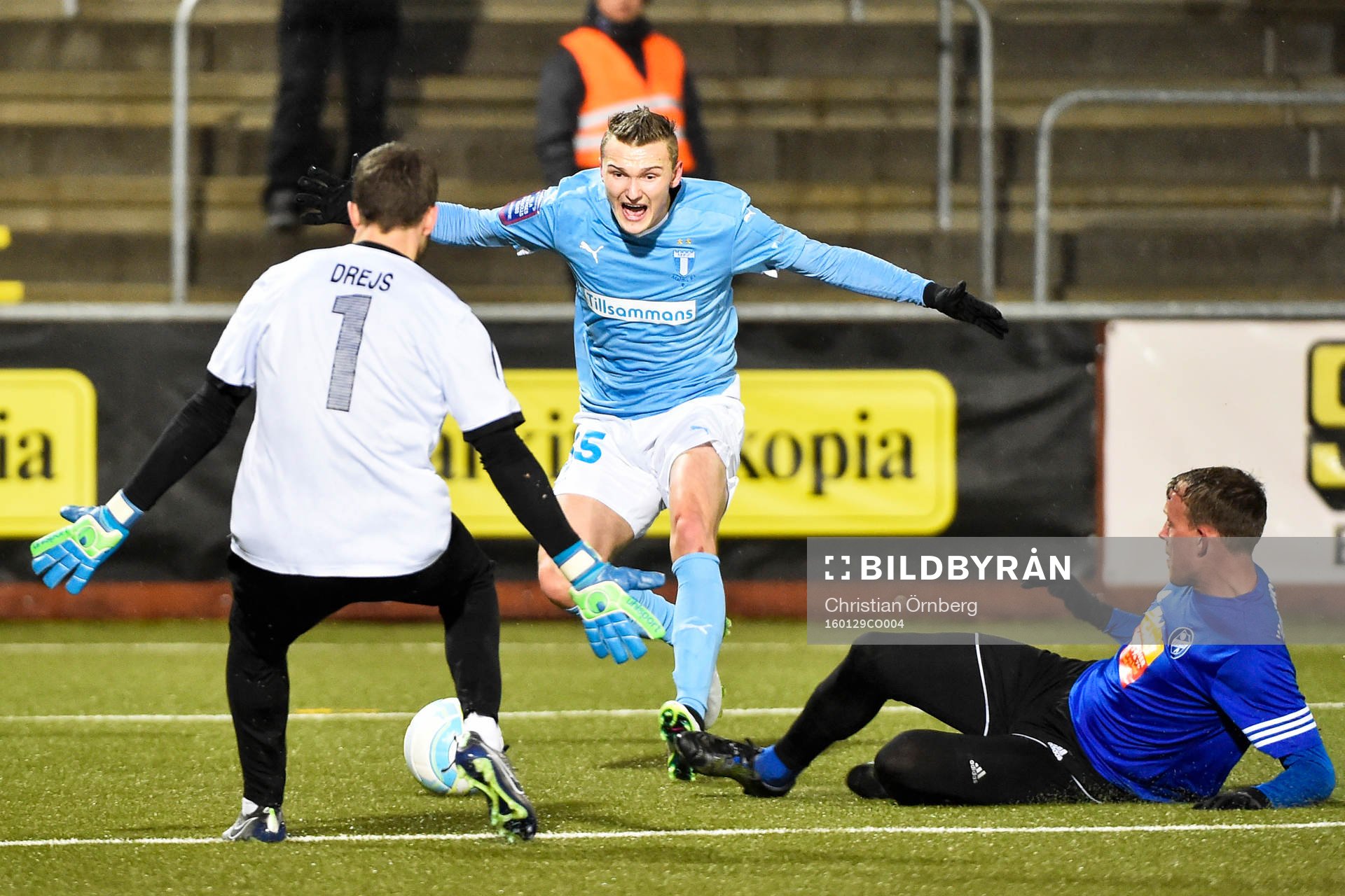 Malmös Piotr Johansson och Fremad Amagers målvakt Kim Drejs och Mike Mortensen under träningsmatchen i fotboll mellan Malmö FF och Fremad Amager den 29 januari 2016 i Malmö.