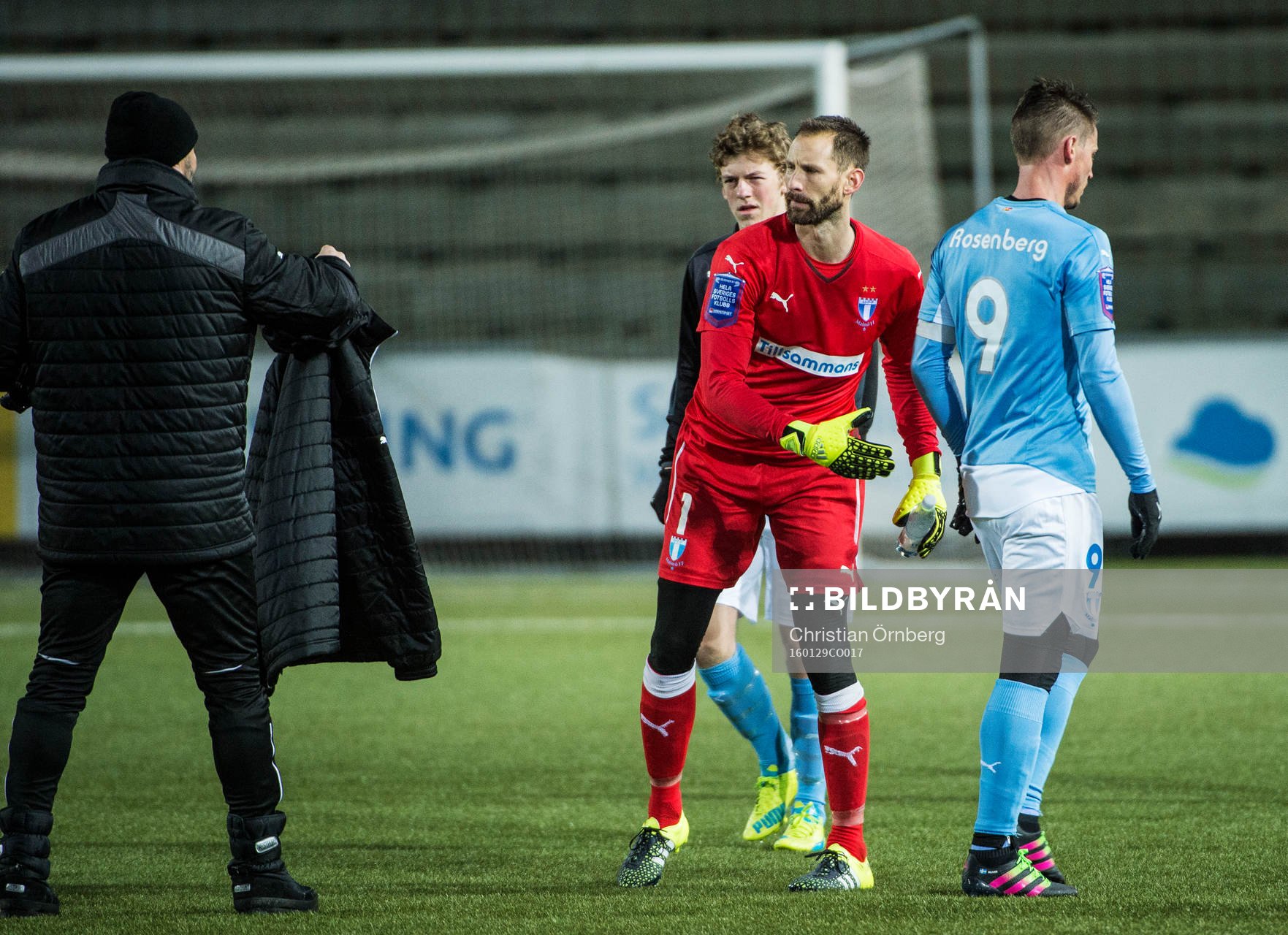 Malmös målvakt Johan Wiland tackar Markus Rosenberg efter första halvlek under träningsmatchen i fotboll mellan Malmö FF och Fremad Amager den 29 januari 2016 i Malmö.