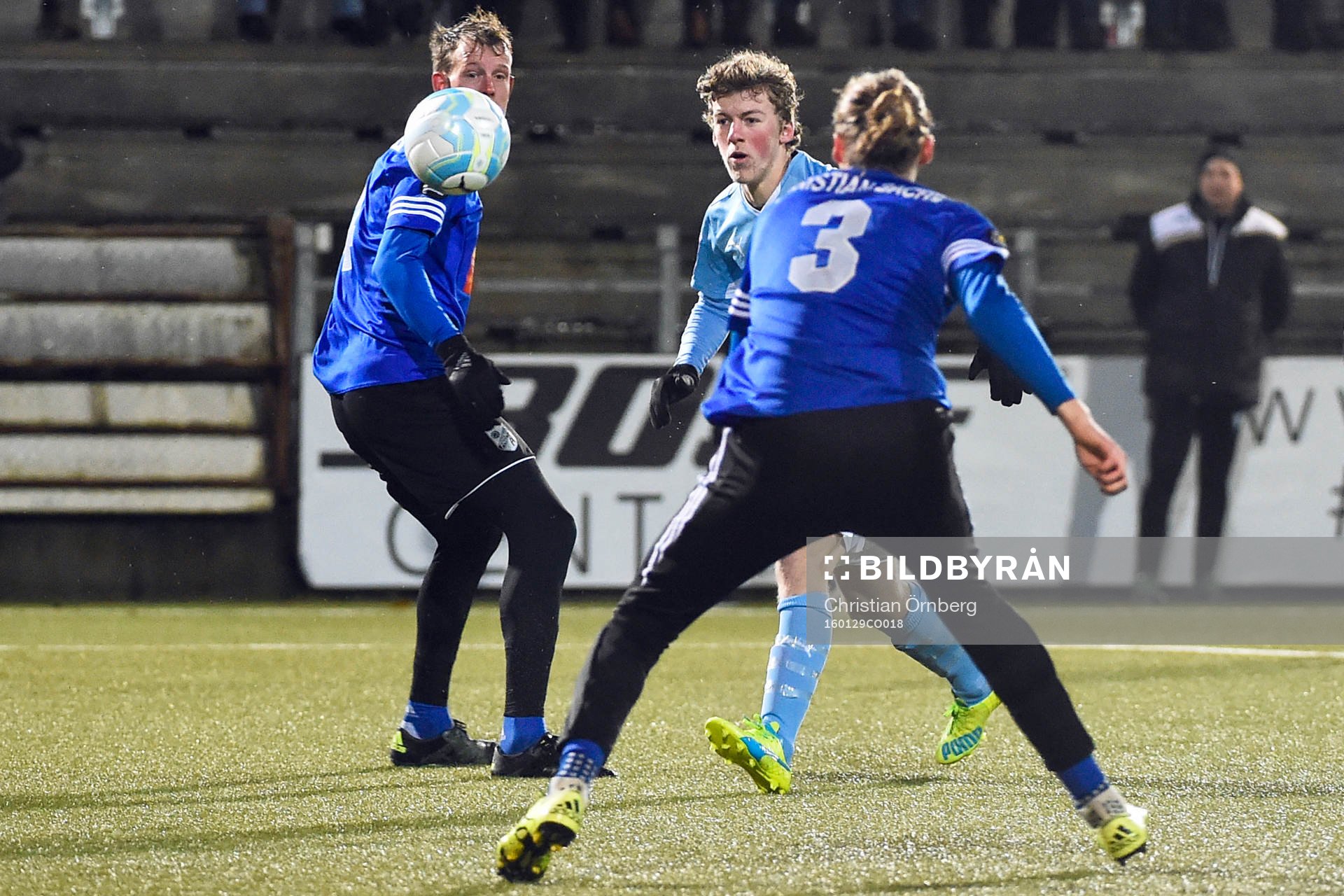Malmös Teddy Bergqvist och Fremad Amagers Mike Mortensen och Villads Bache under träningsmatchen i fotboll mellan Malmö FF och Fremad Amager den 29 januari 2016 i Malmö.