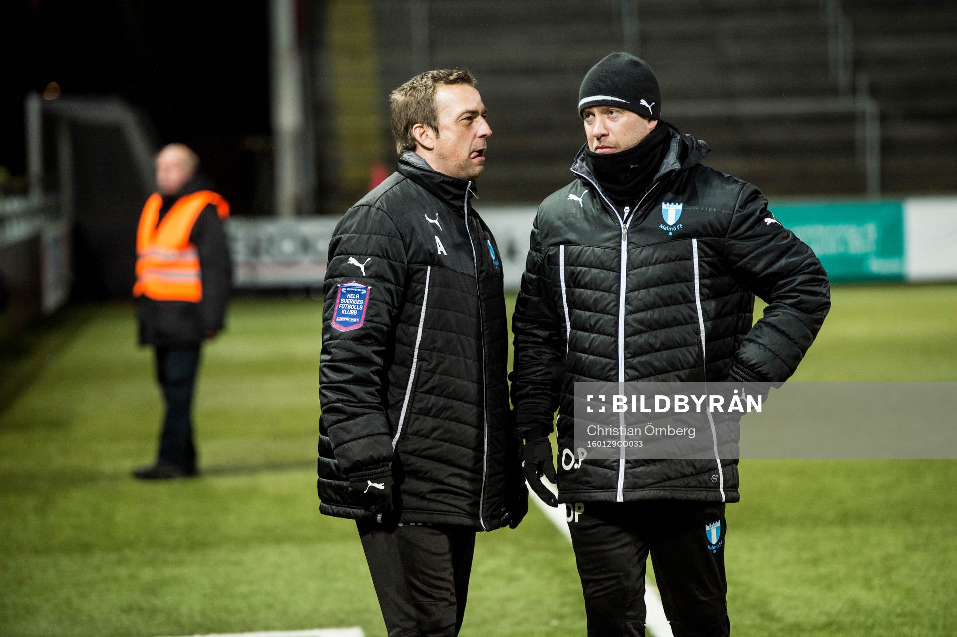 Malmös tränaren Allan Kuhn och assisterande tränare Olof Persson under träningsmatchen i fotboll mellan Malmö FF och Fremad Amager den 29 januari 2016 i Malmö.