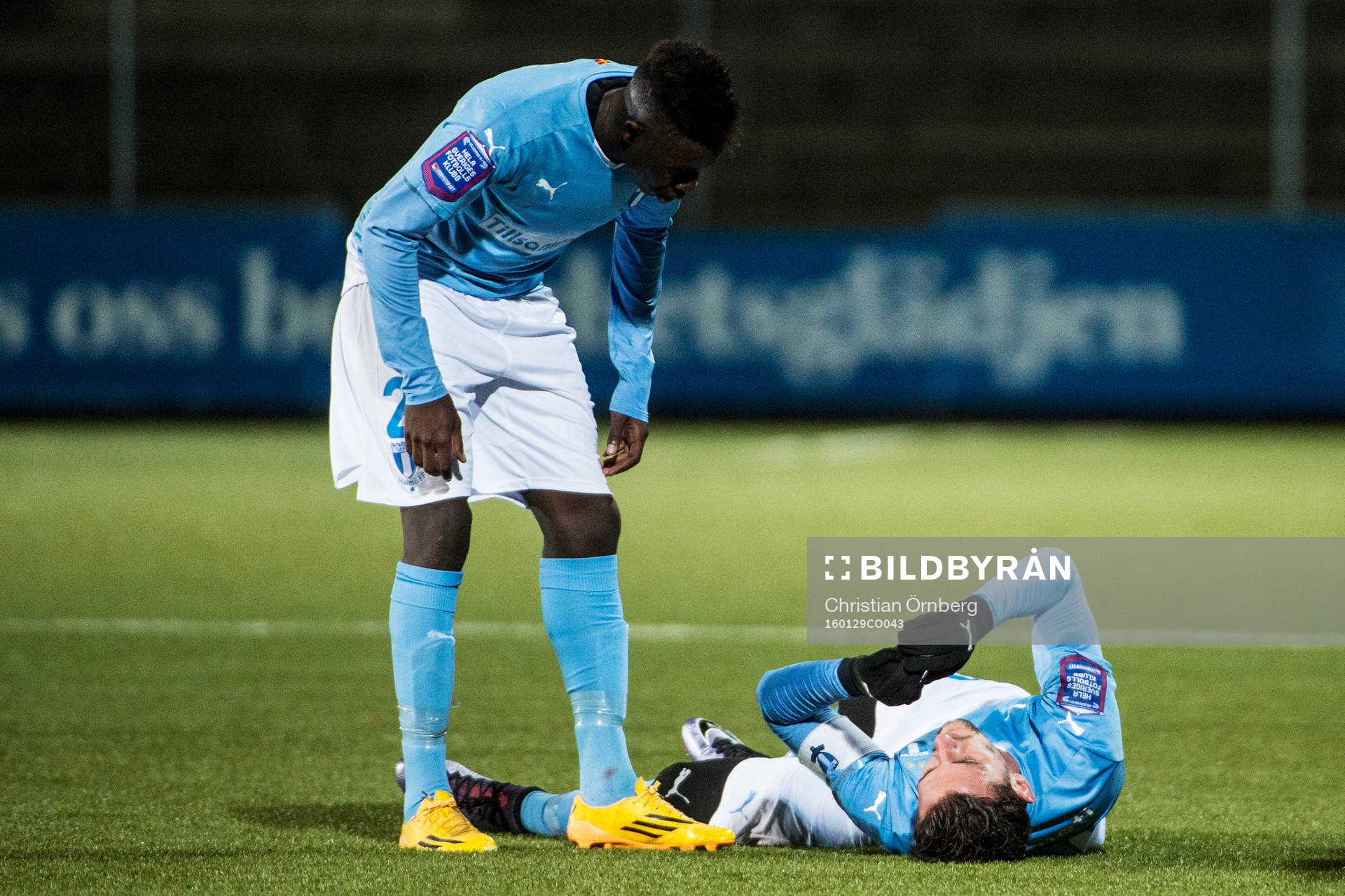 Malmös Pa Konate tar hand om Agon Mehmeti när han skadas
