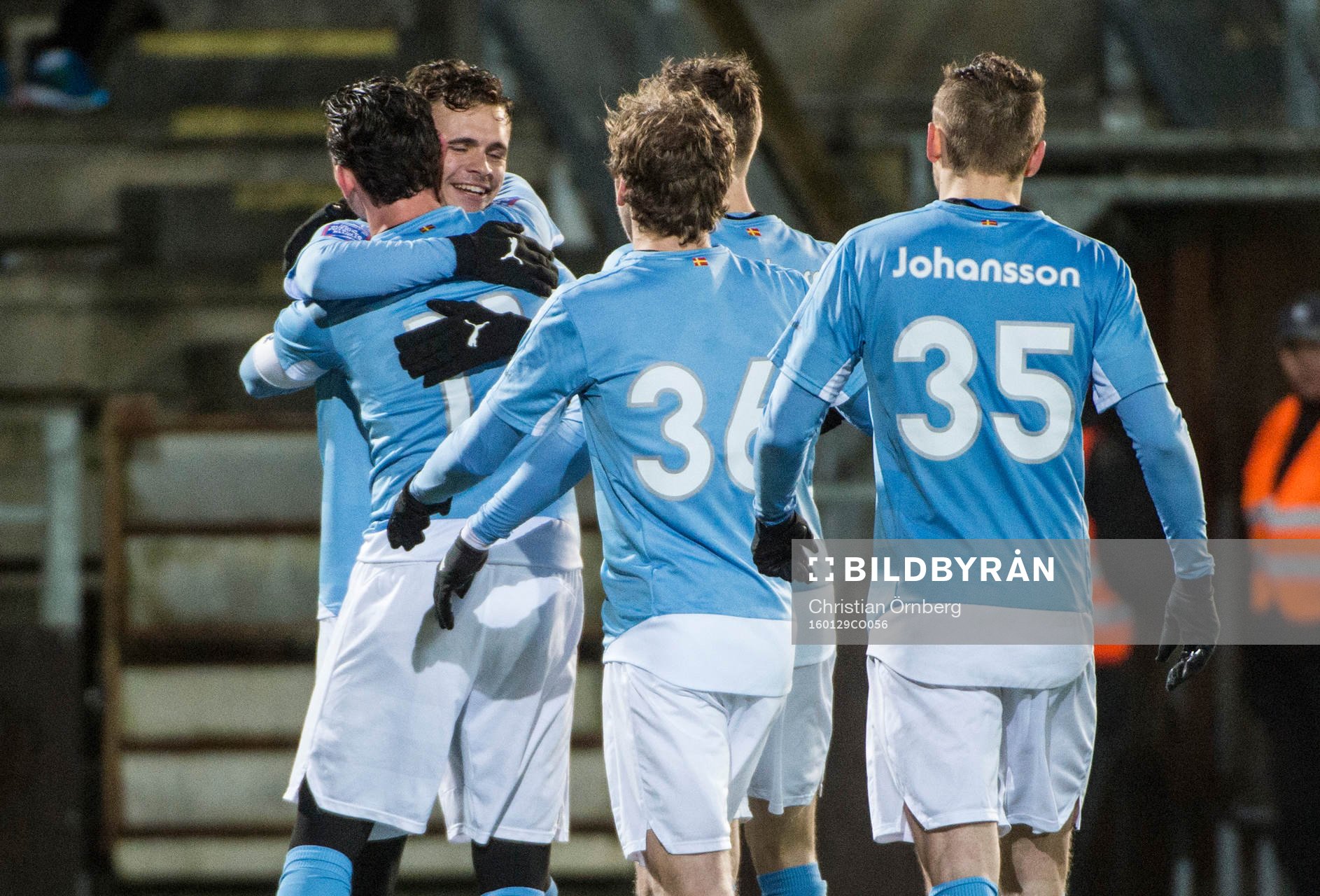 Malmös Andreas Vindheim karmar om Agon Mehmeti efter 1-0 under träningsmatchen i fotboll mellan Malmö FF och Fremad Amager den 29 januari 2016 i Malmö.