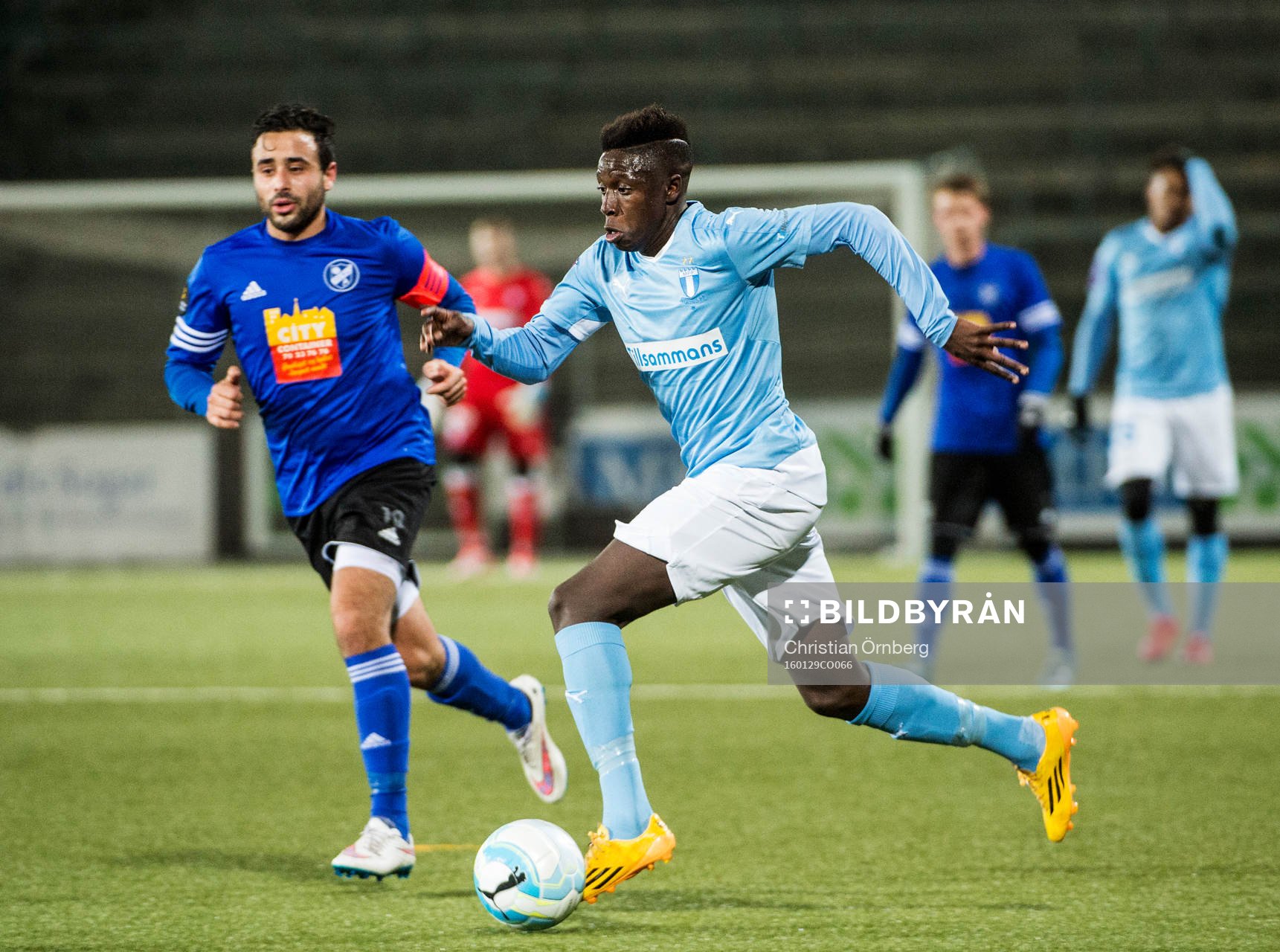 Malmös Pa Konate mot Fremad Amagers Mohammed Abdalas under träningsmatchen i fotboll mellan Malmö FF och Fremad Amager den 29 januari 2016 i Malmö.