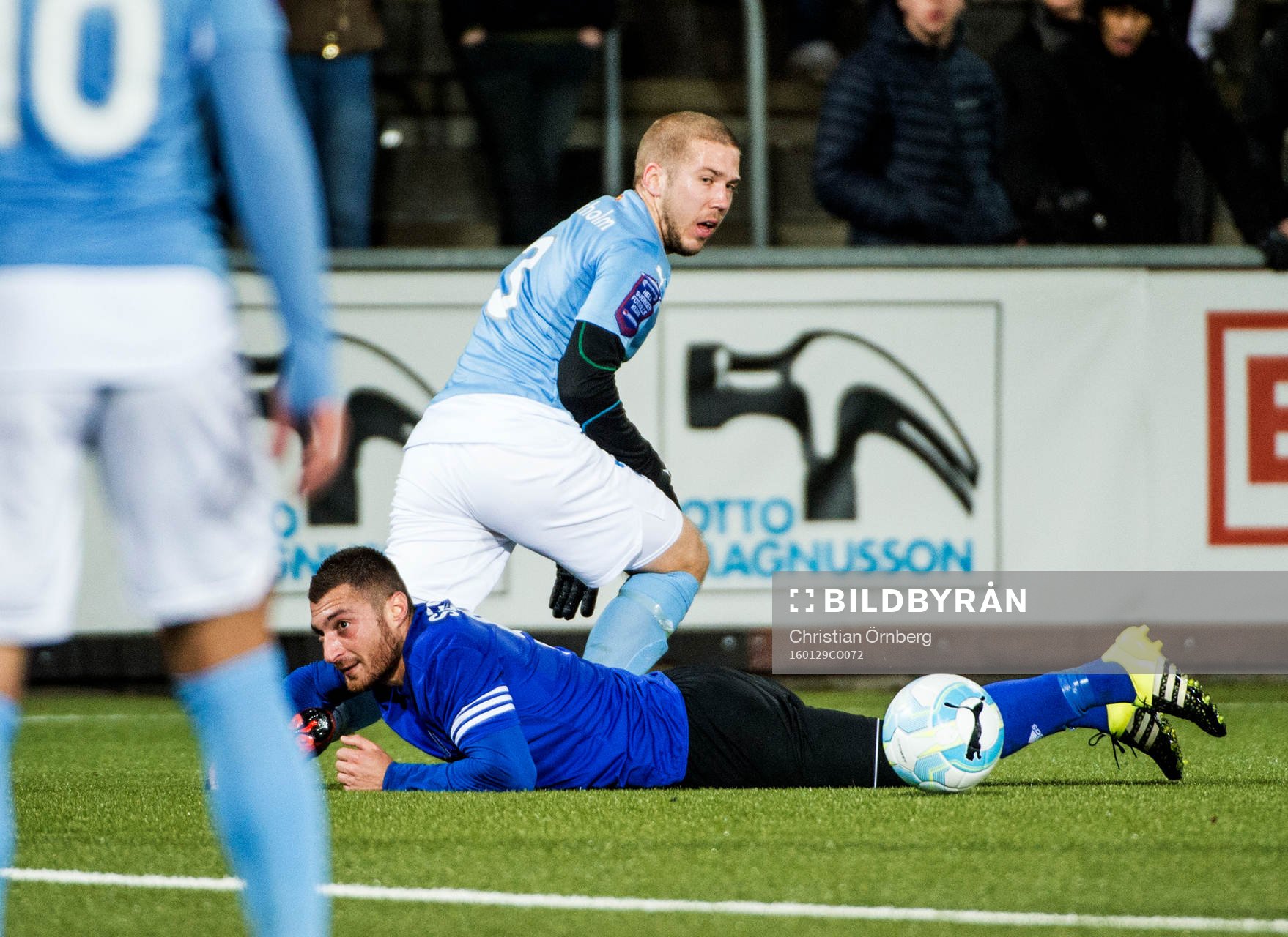 Malmös Anton Tinnerholm på gräset mot Fremad Amagers