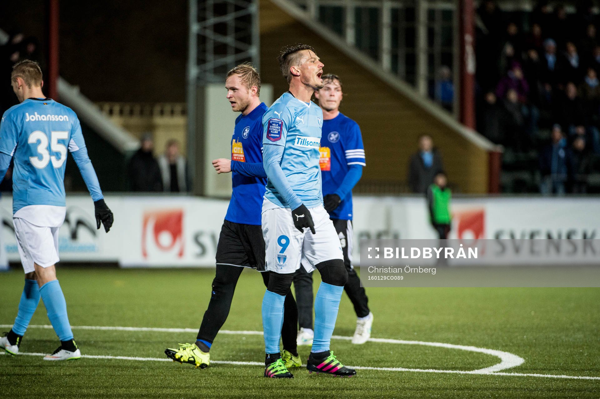 Malmös Markus Rosenberg är irriterad på domaren