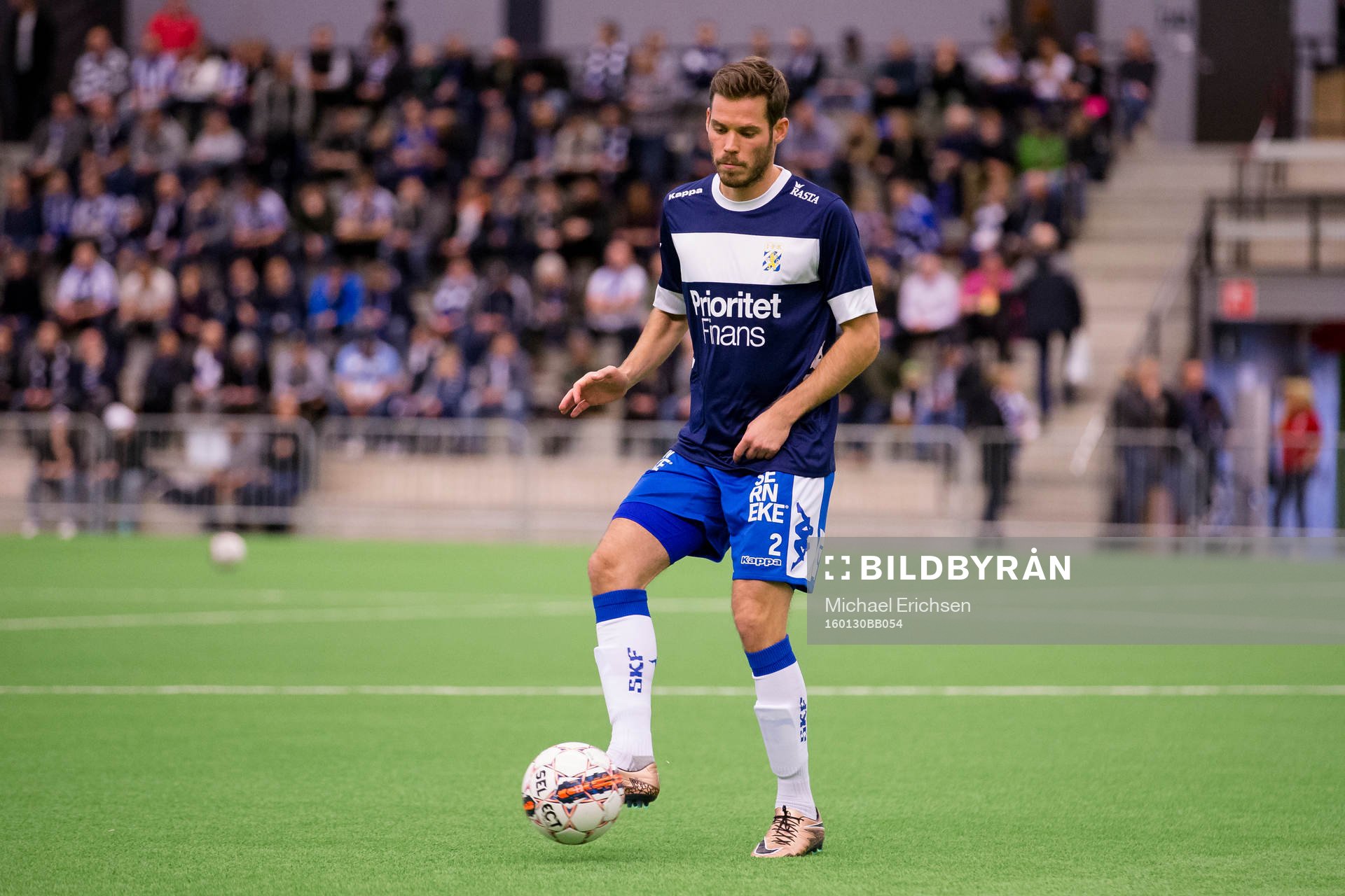 IFK Göteborgs Emil Salomonsson värmer upp innan en