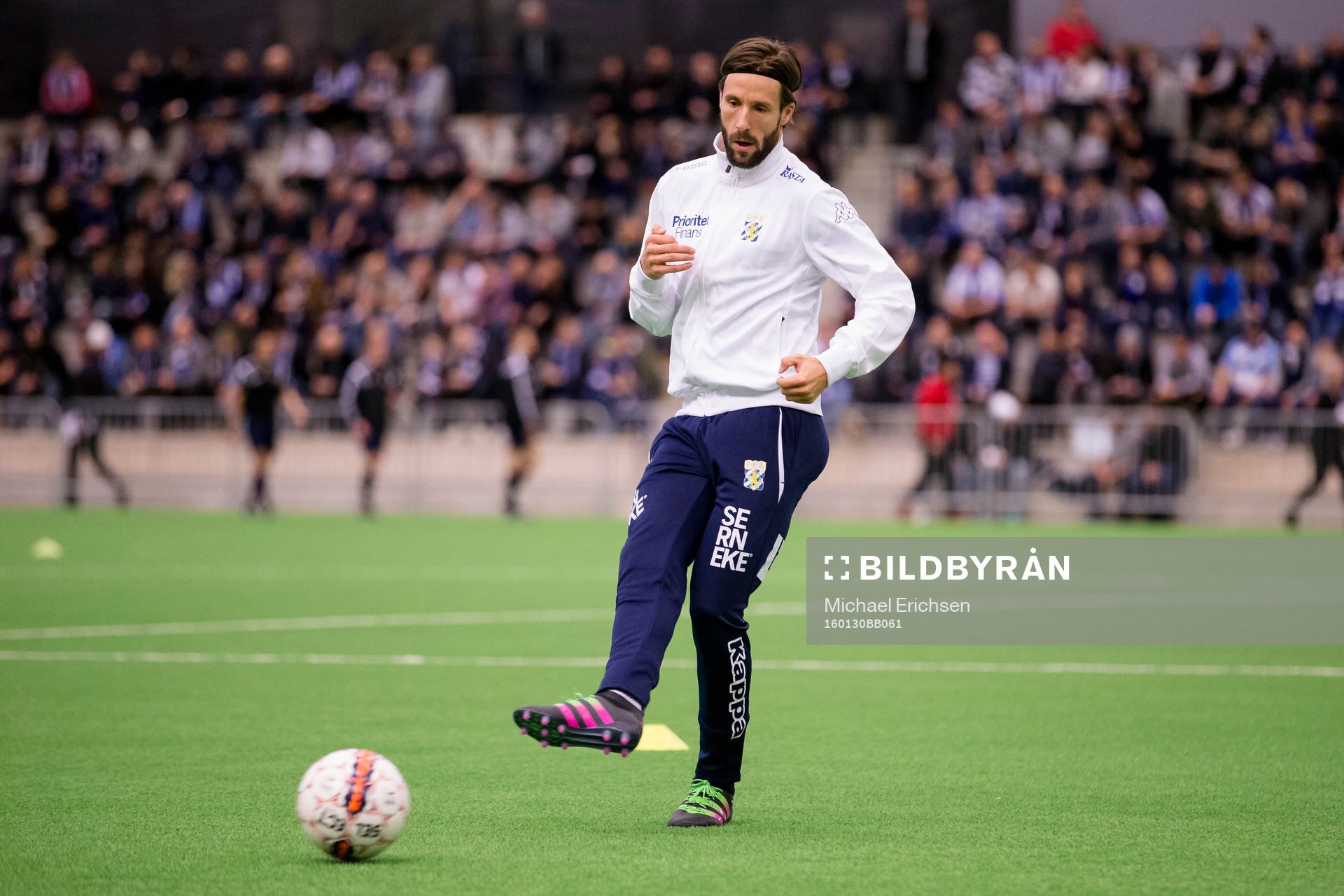IFK Göteborgs Mattias Bjärsmyr värmer upp innan en