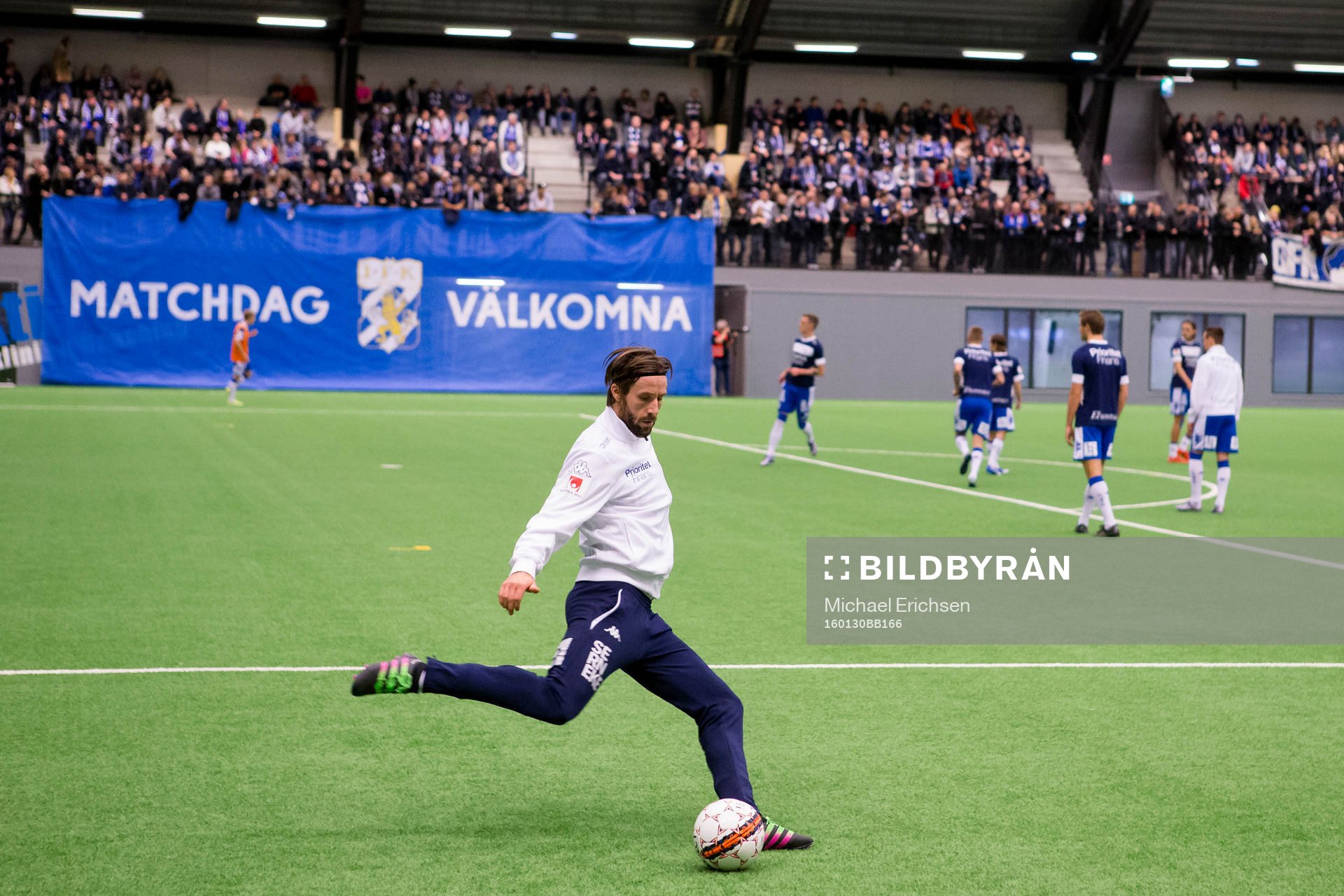 IFK Göteborgs Mattias Bjärsmyr värmer upp innan  en